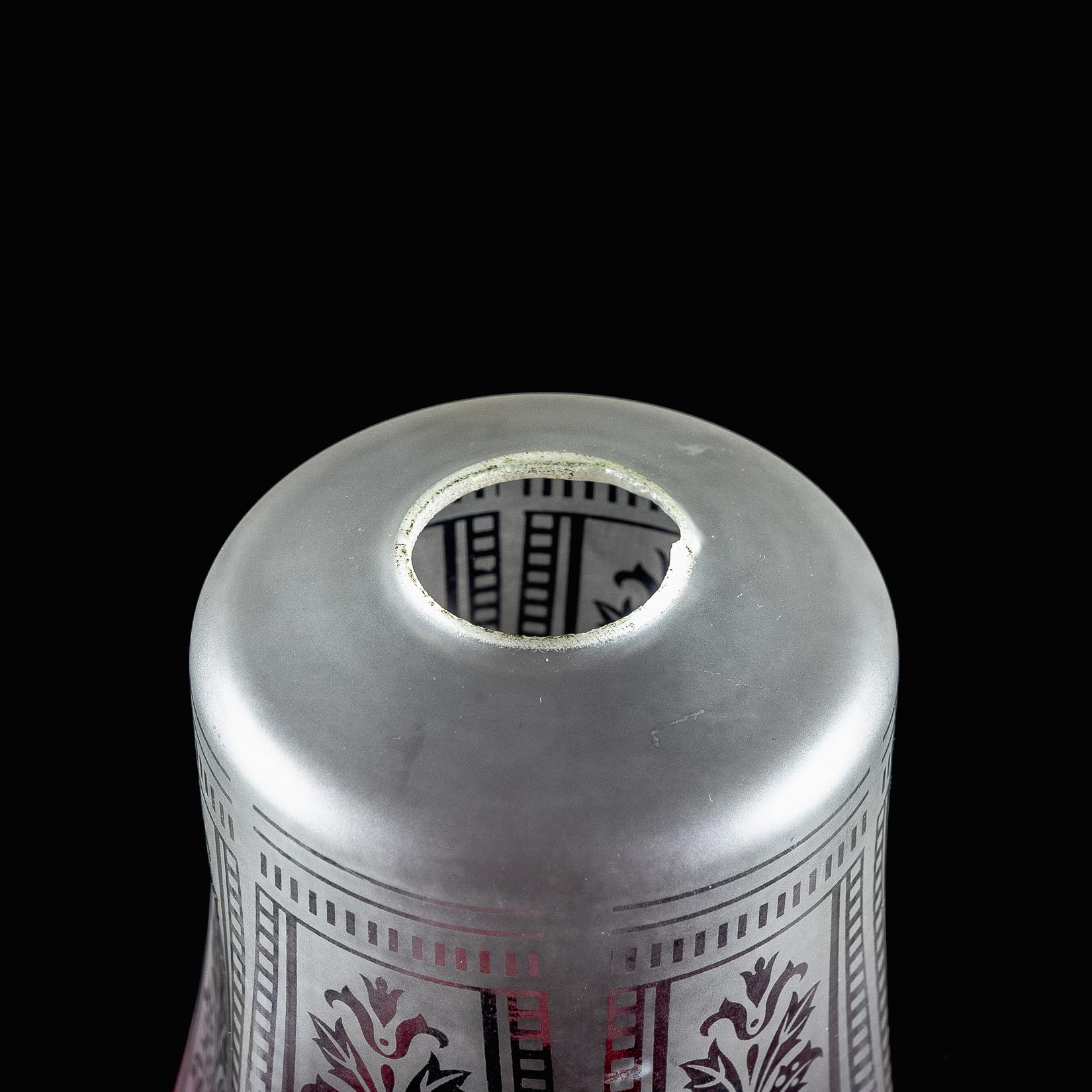 Ein säuregeätzter Vaseline-Glasschirm mit Blumenmotiven im Angebot 8