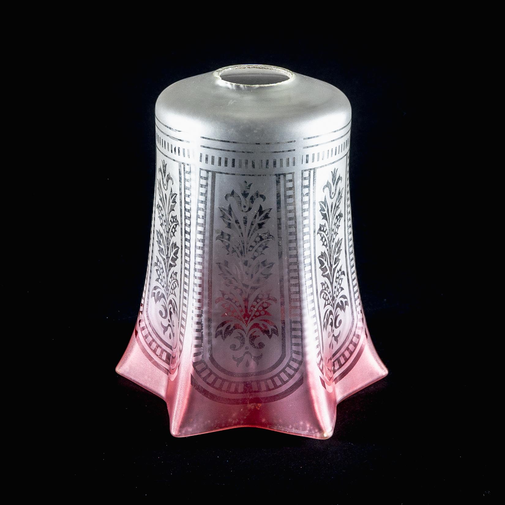 Ein mit Säure geätzter Vaseline-Glasschirm mit floralen Motiven und einem tiefrosa getönten, ausgestellten Rand
Durchmesser des Lampenschirmlochs: 3 cm.