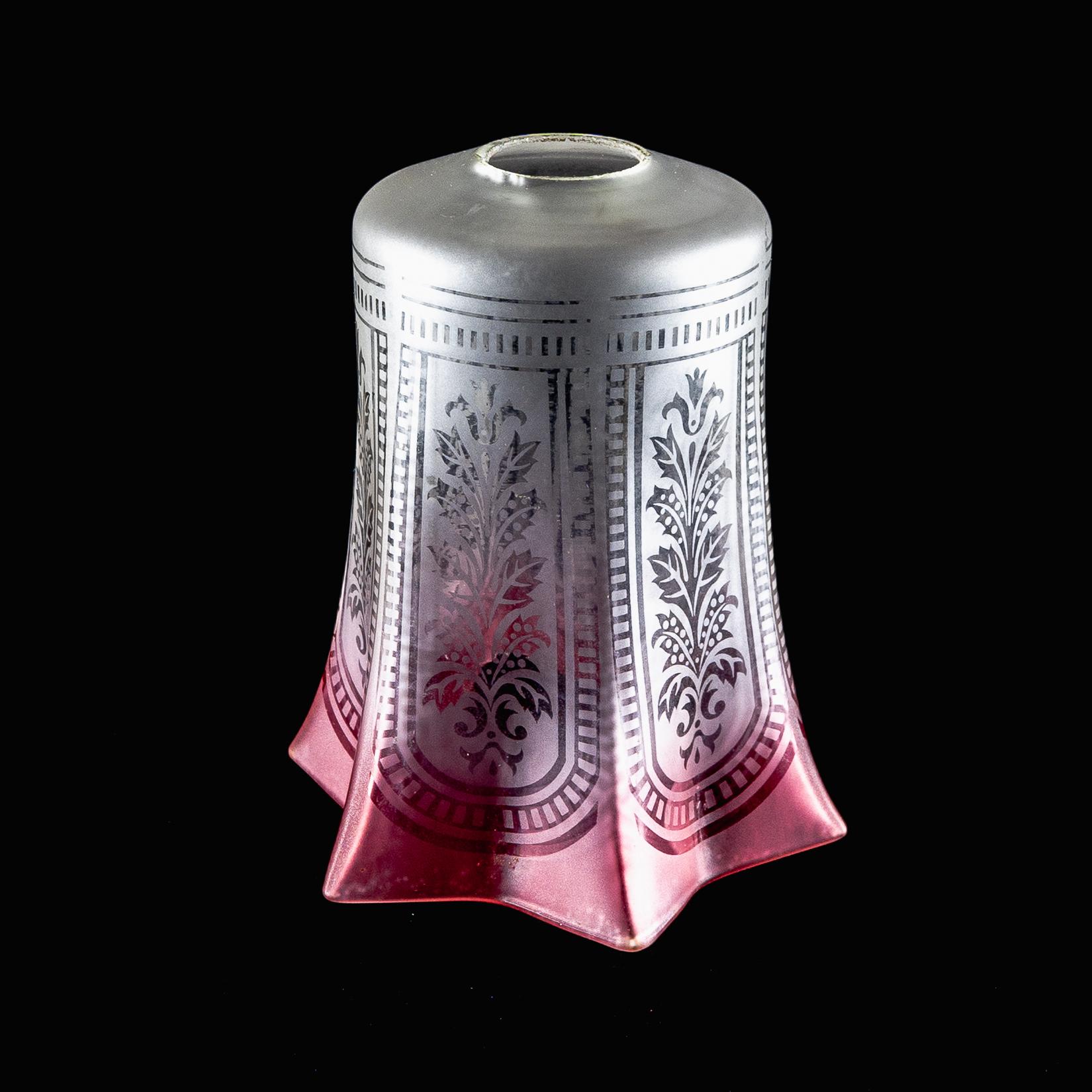 Ein säuregeätzter Vaseline-Glasschirm mit Blumenmotiven (Arts and Crafts) im Angebot
