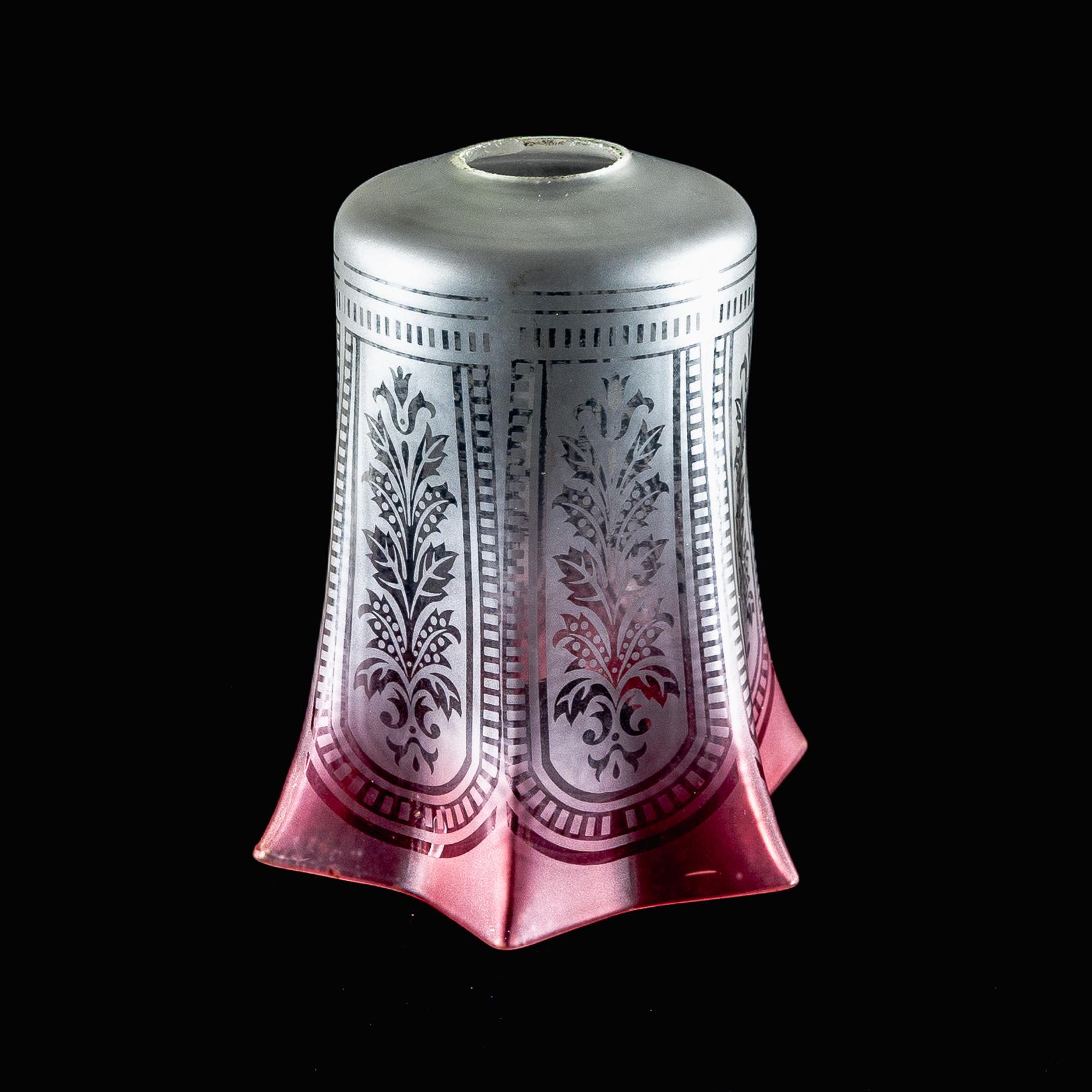 Ein säuregeätzter Vaseline-Glasschirm mit Blumenmotiven (Britisch) im Angebot