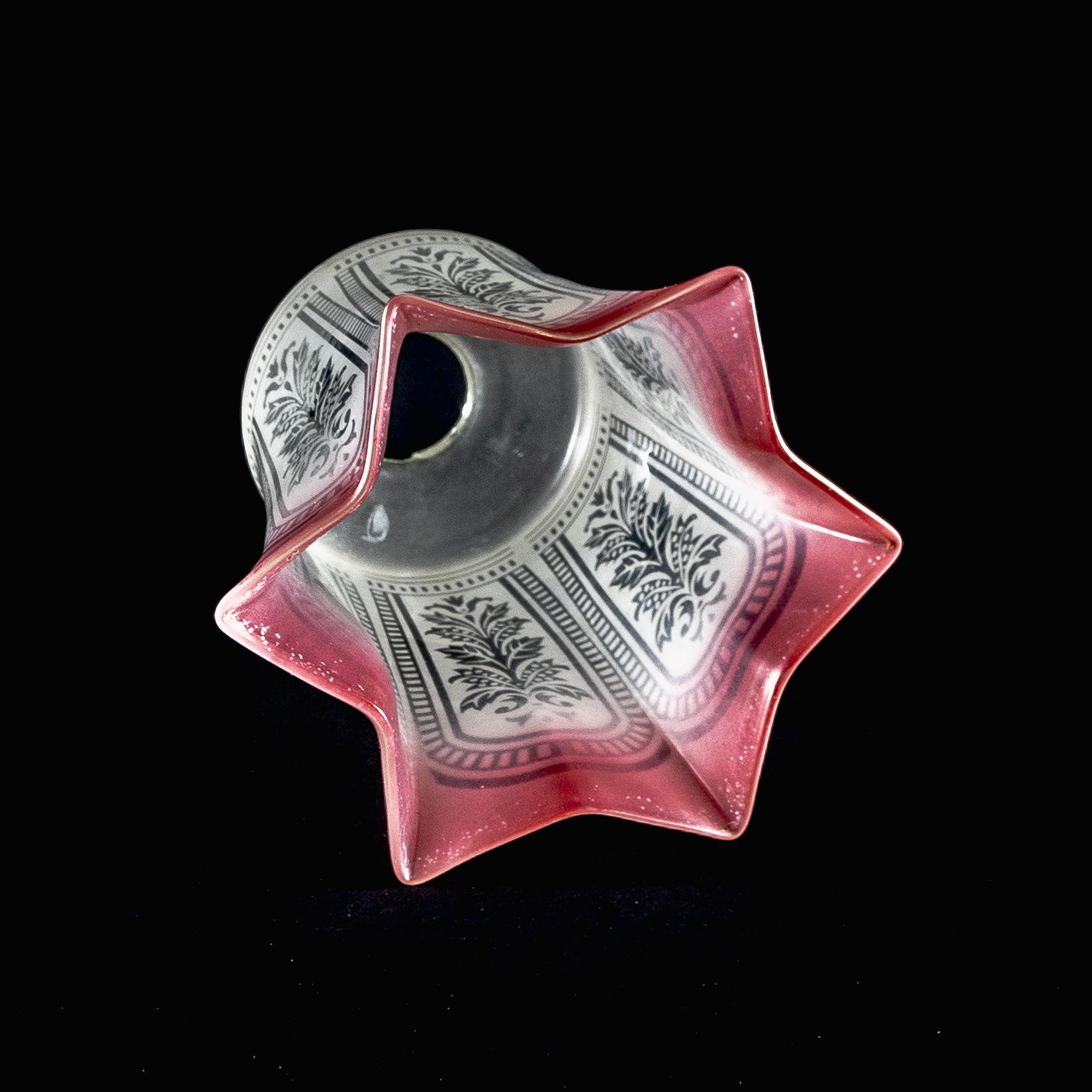 Ein säuregeätzter Vaseline-Glasschirm mit Blumenmotiven im Zustand „Gut“ im Angebot in London, GB