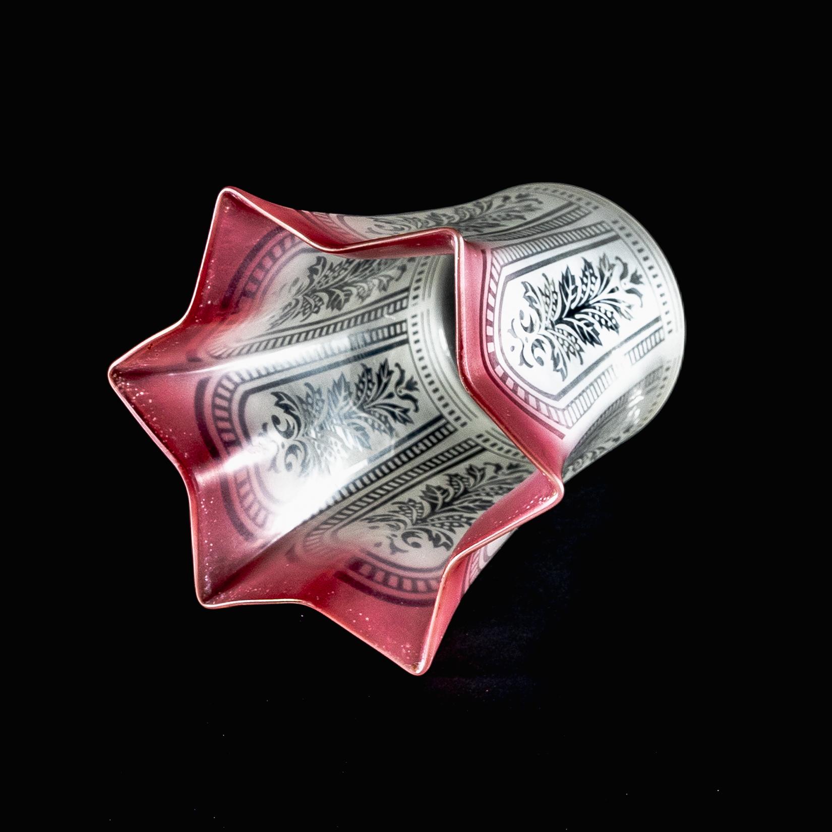 Ein säuregeätzter Vaseline-Glasschirm mit Blumenmotiven (20. Jahrhundert) im Angebot