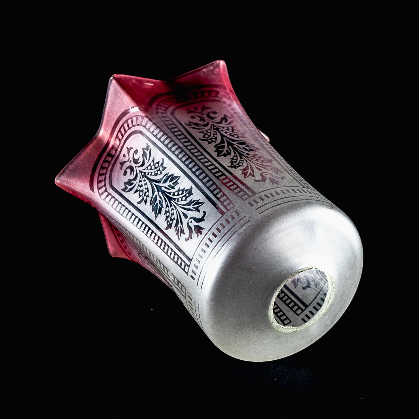 Ein säuregeätzter Vaseline-Glasschirm mit Blumenmotiven (Uranglas) im Angebot