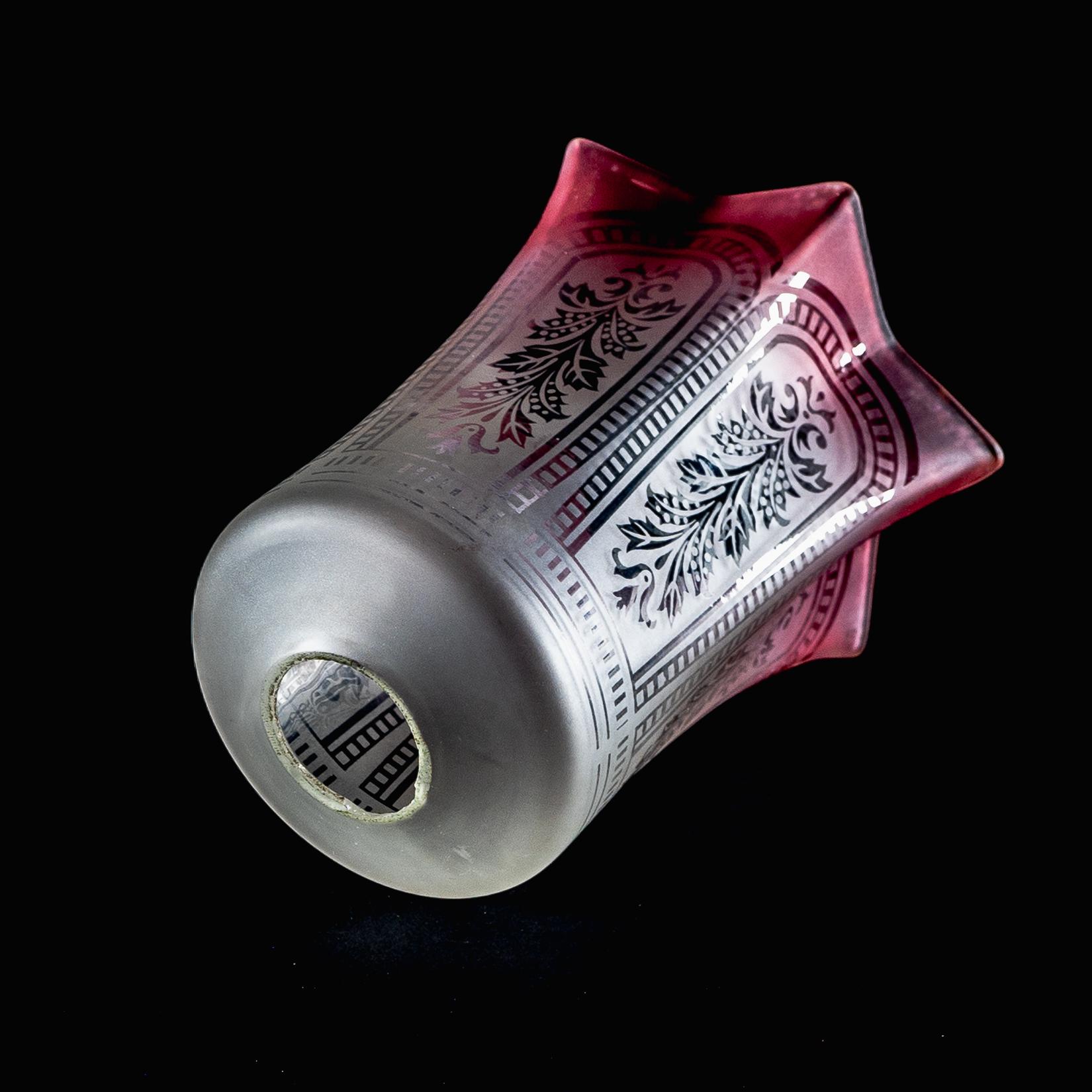 Ein säuregeätzter Vaseline-Glasschirm mit Blumenmotiven im Angebot 1
