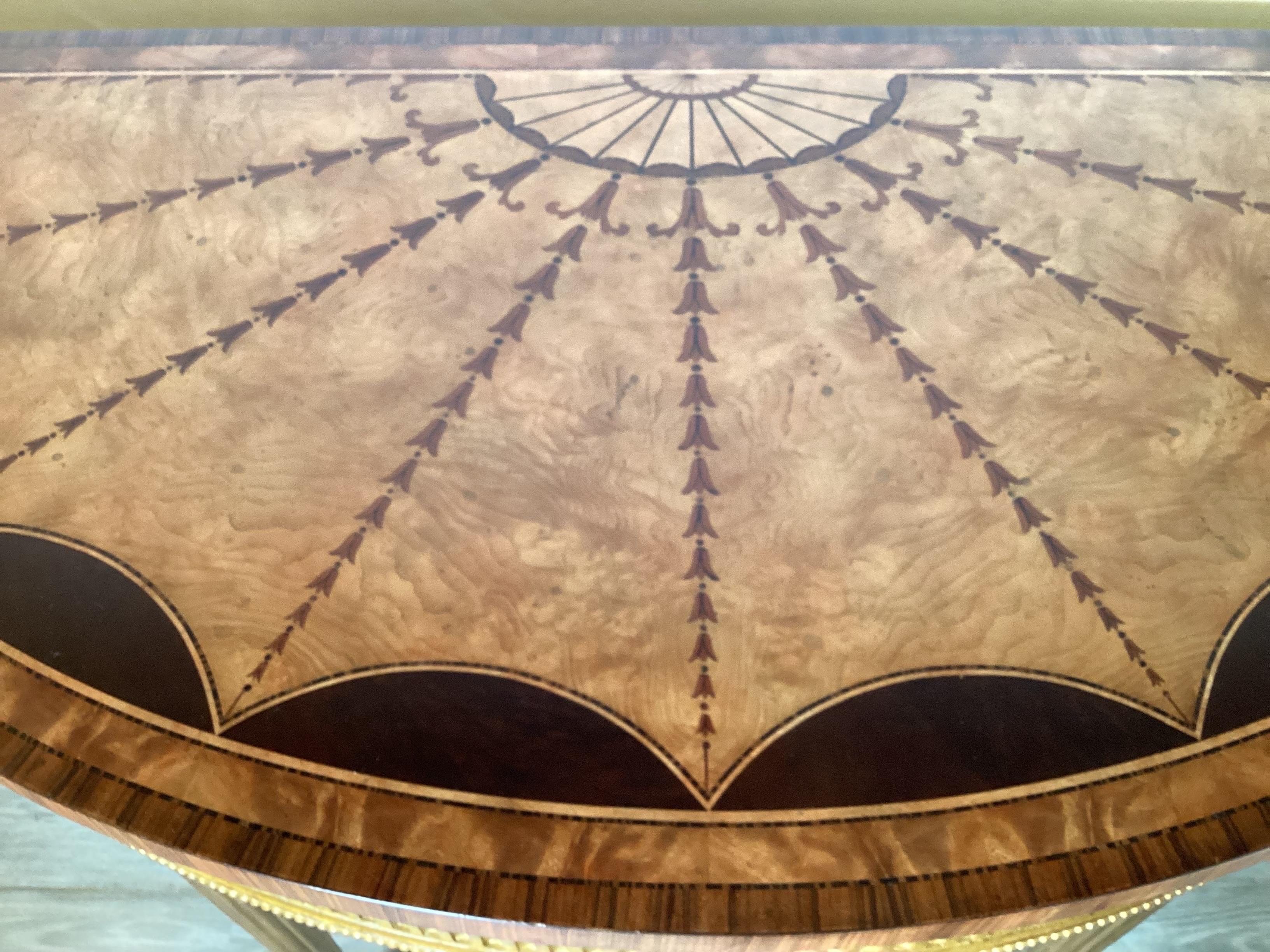 Ein Konsolentisch aus Giltwood-Mahagoni und Satinholz im Adams-Stil  im Zustand „Hervorragend“ im Angebot in Lambertville, NJ