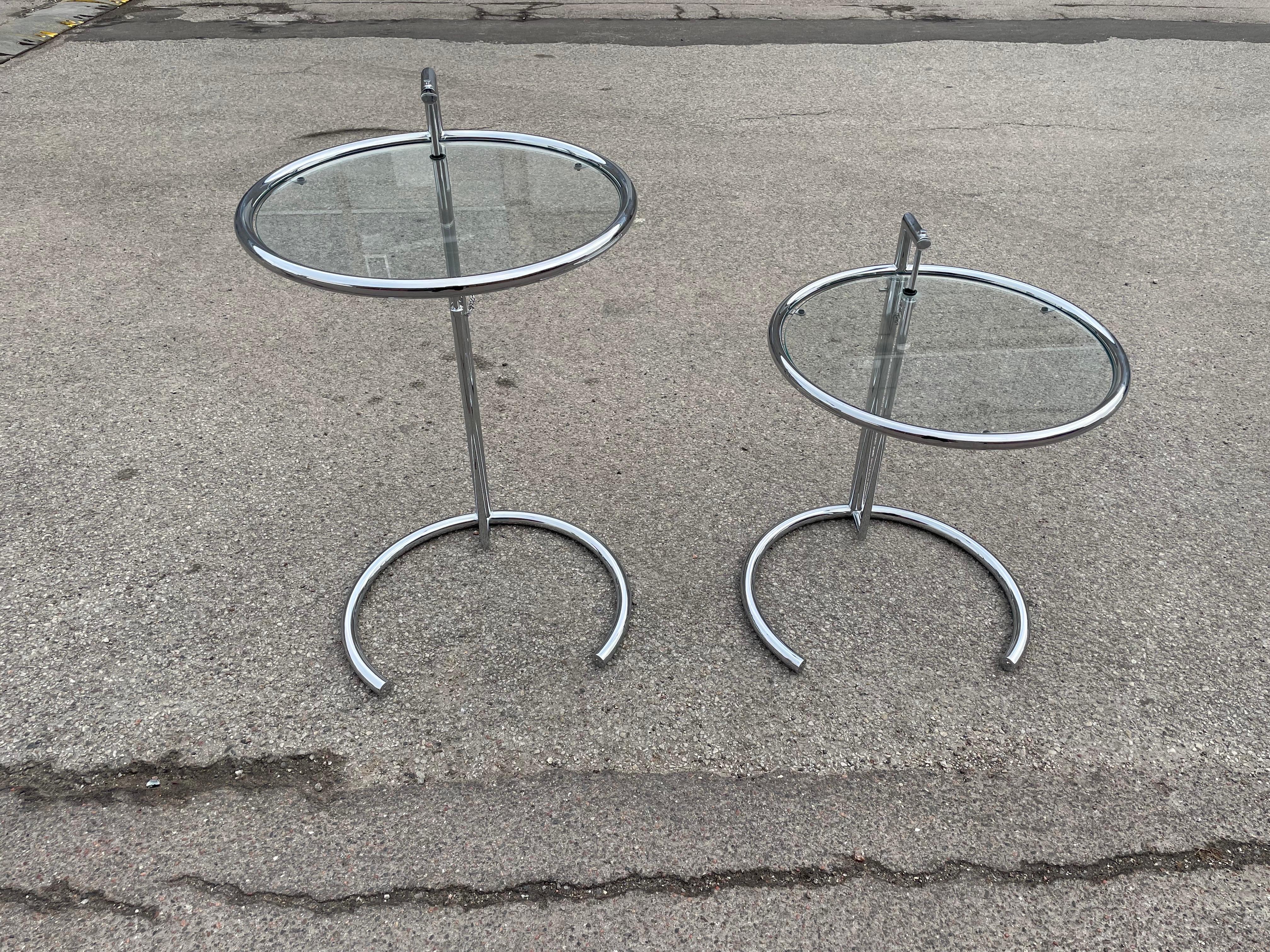 An adjustable set of 1980´s sidetables or Night Stands in chrome and glass In Good Condition For Sale In Copenhagen, DK