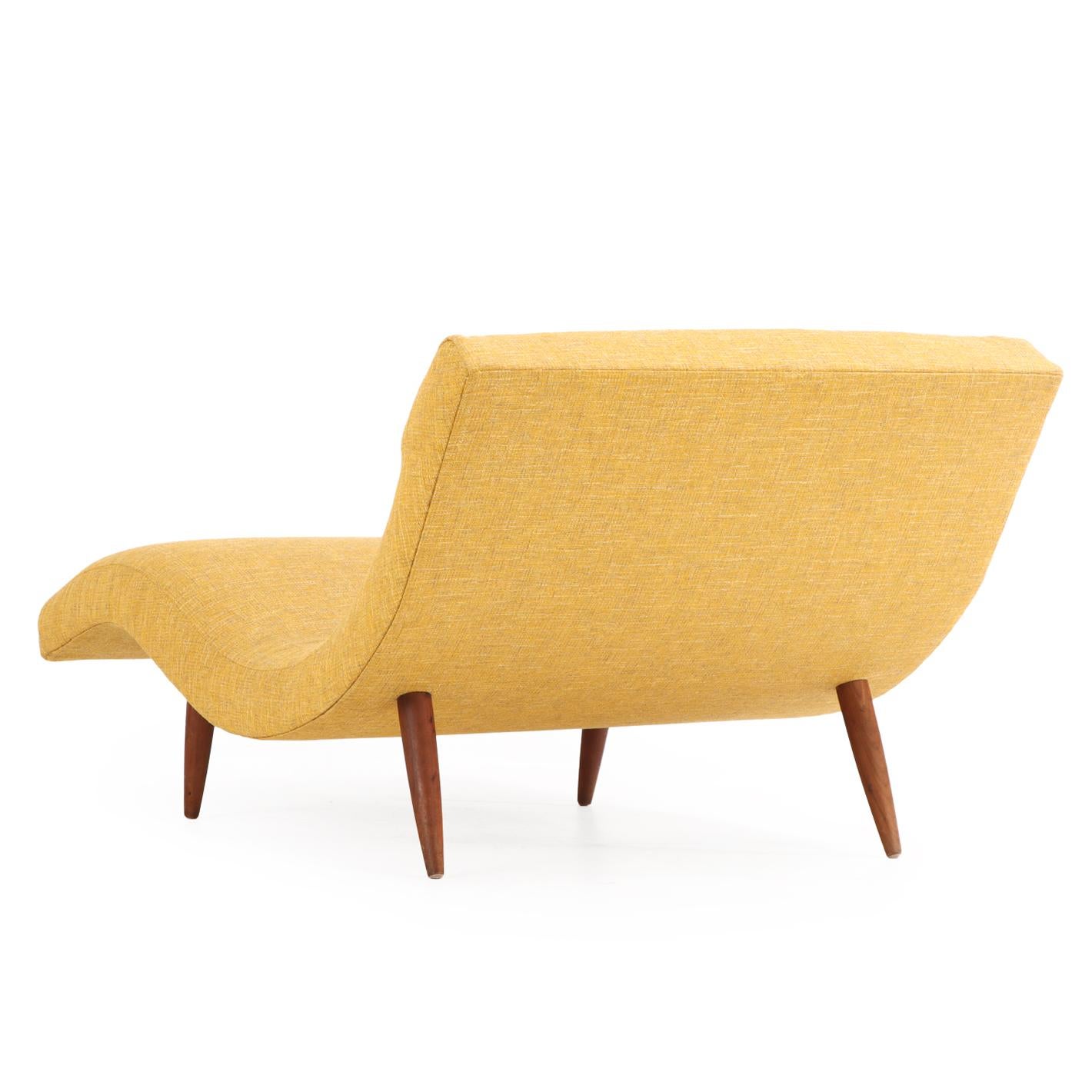 Esta icónica forma de chaise presume de una amplia curva de estilo récamier diseñada para dos personas, apoyada en patas de madera cónicas. Acabada a la perfección con tapicería Knoll de lana y cojín Jack Larsen a juego. Un complemento perfecto para