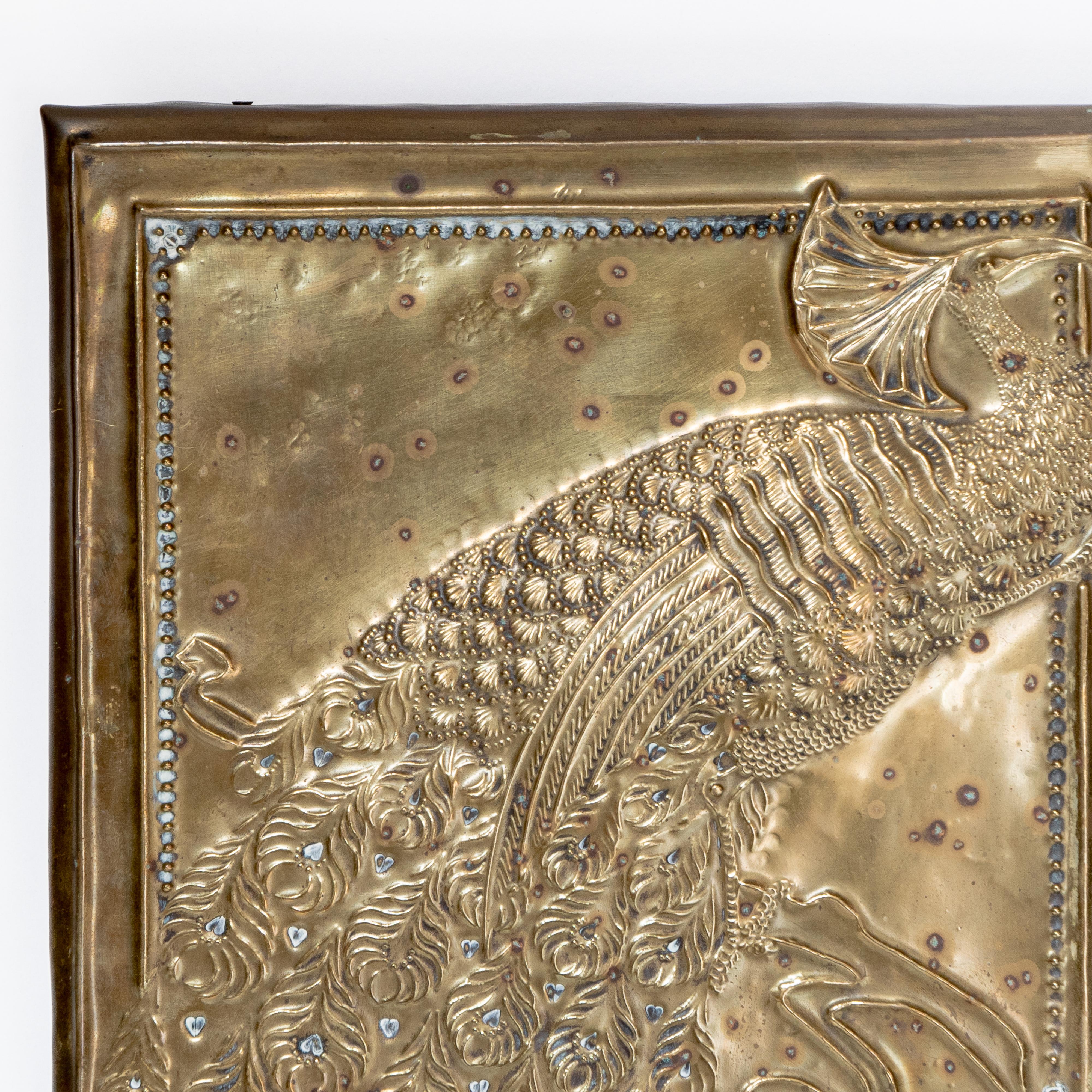 An Aesthetic Movement brass mirror with stylized peacocks perched on a branch In Good Condition For Sale In London, GB