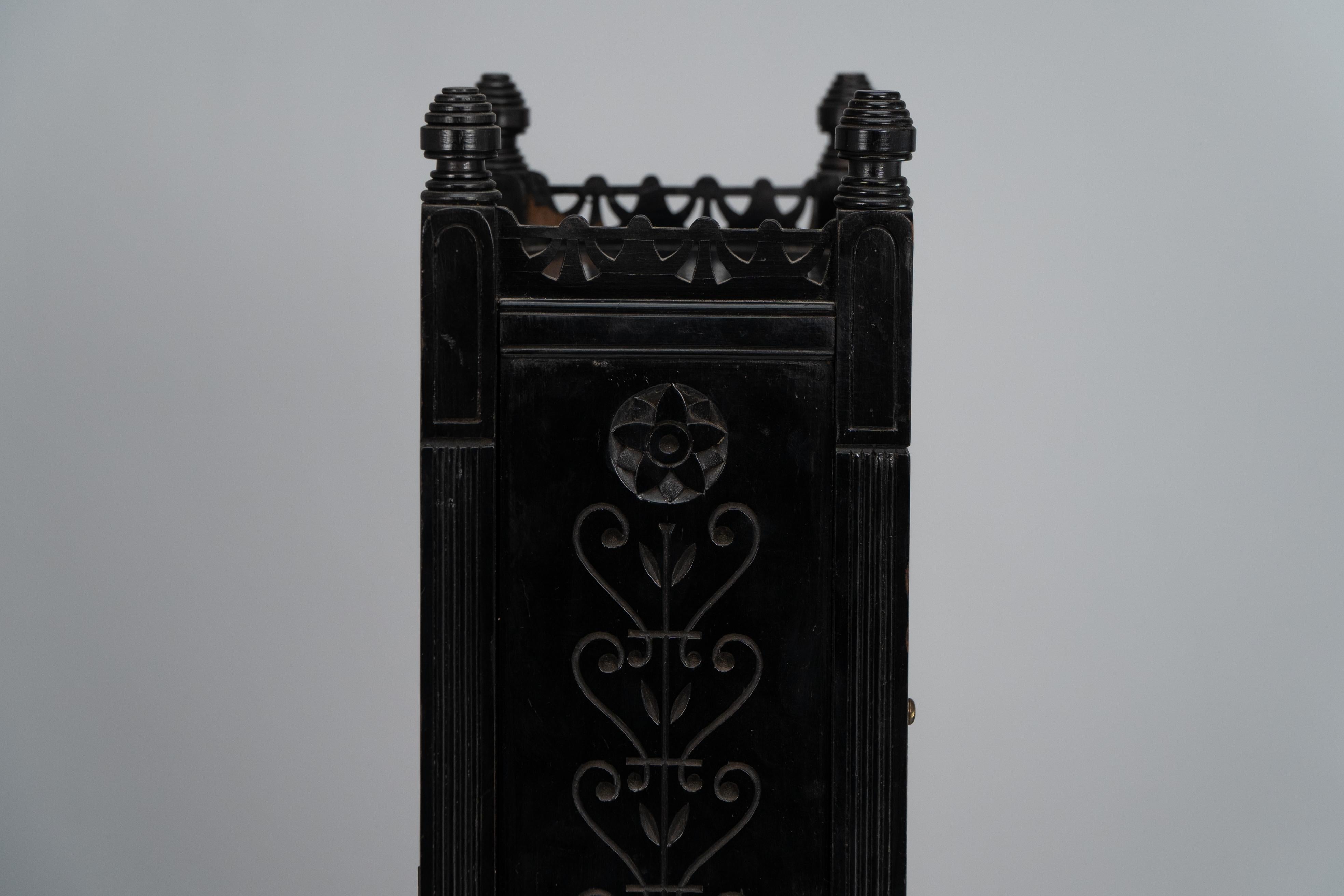 Lewis Foreman Day. Rare pendule de cheminée Aesthetic Movement à décor floral en vente 3