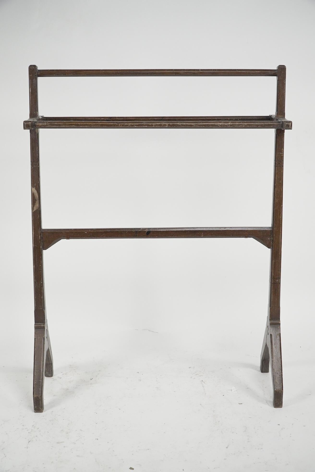 English Charles Bevan attributed. An Aesthetic Movement oak towel rail with fine details For Sale