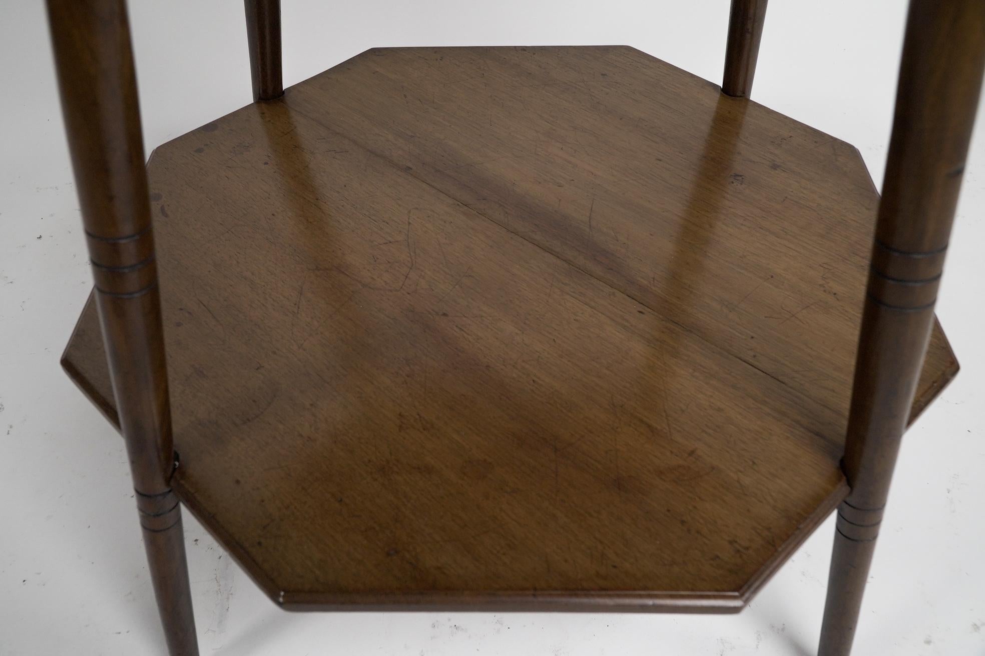 Collinson & Lock. Table octogonale à deux niveaux de l'Aesthetic Movement sur des pieds tournés en anneau. en vente 3