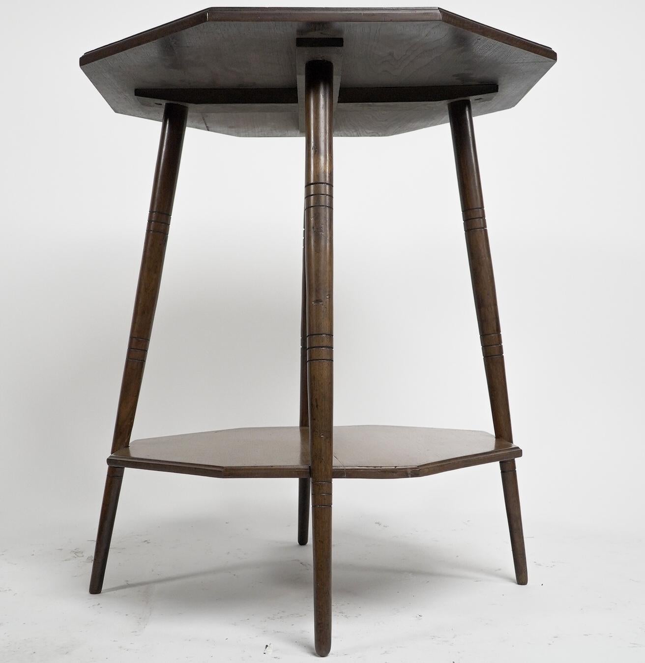 Mouvement esthétique Collinson & Lock. Table octogonale à deux niveaux de l'Aesthetic Movement sur des pieds tournés en anneau. en vente