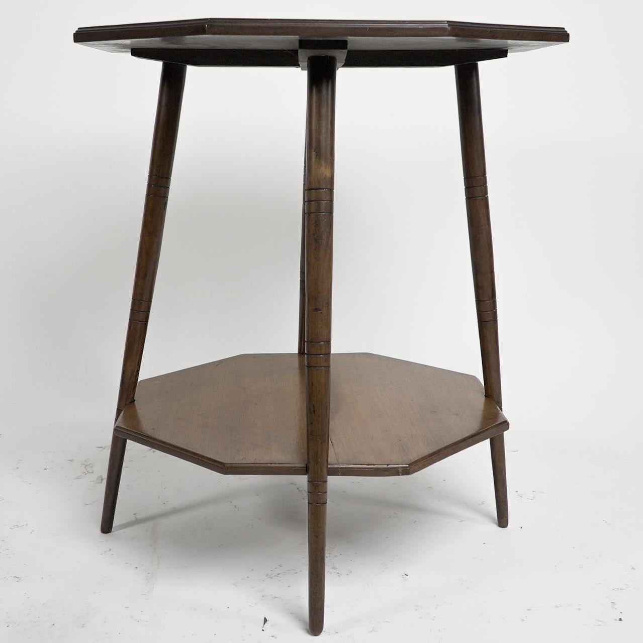Anglais Collinson & Lock. Table octogonale à deux niveaux de l'Aesthetic Movement sur des pieds tournés en anneau. en vente