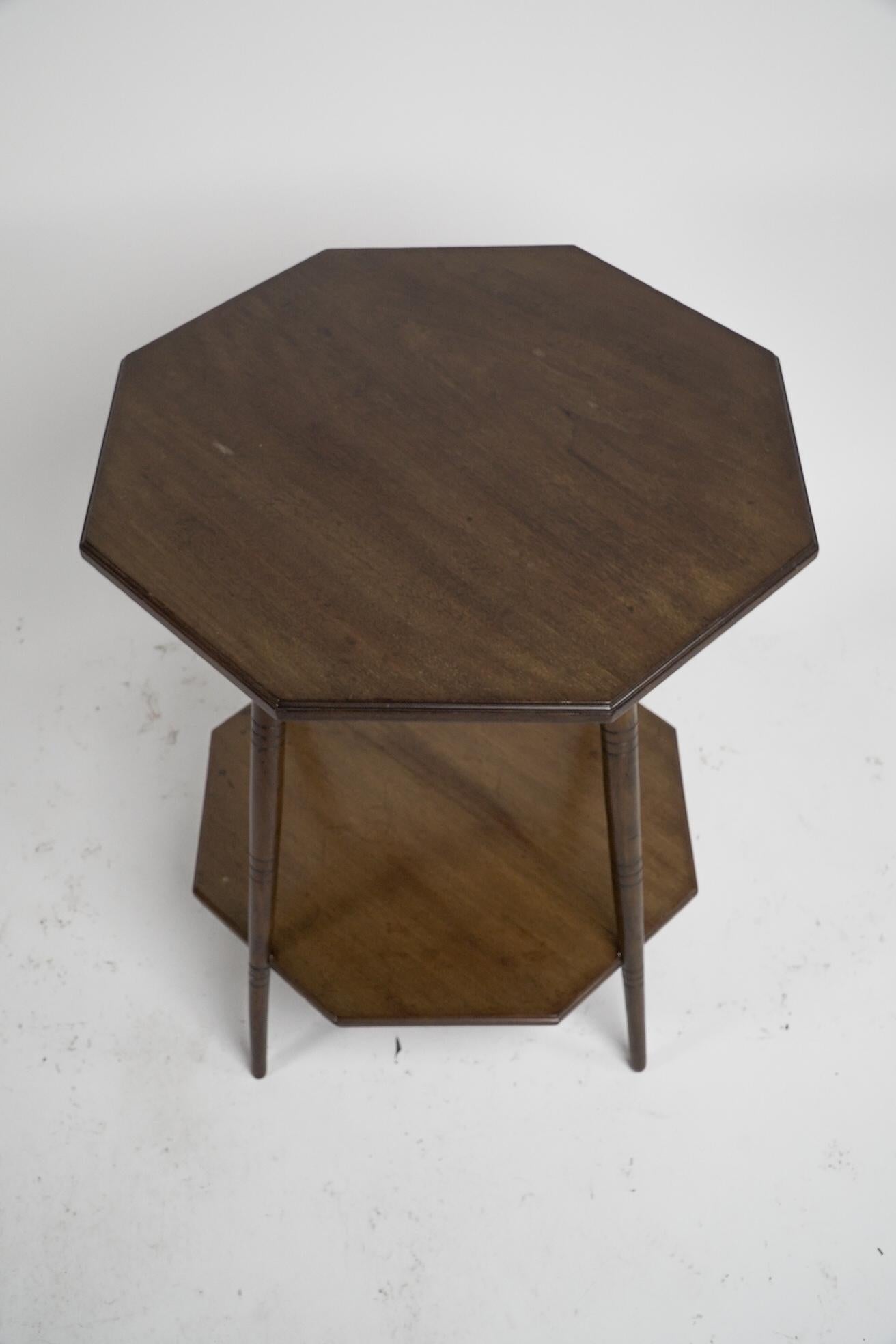 Collinson & Lock. Table octogonale à deux niveaux de l'Aesthetic Movement sur des pieds tournés en anneau. Bon état - En vente à London, GB