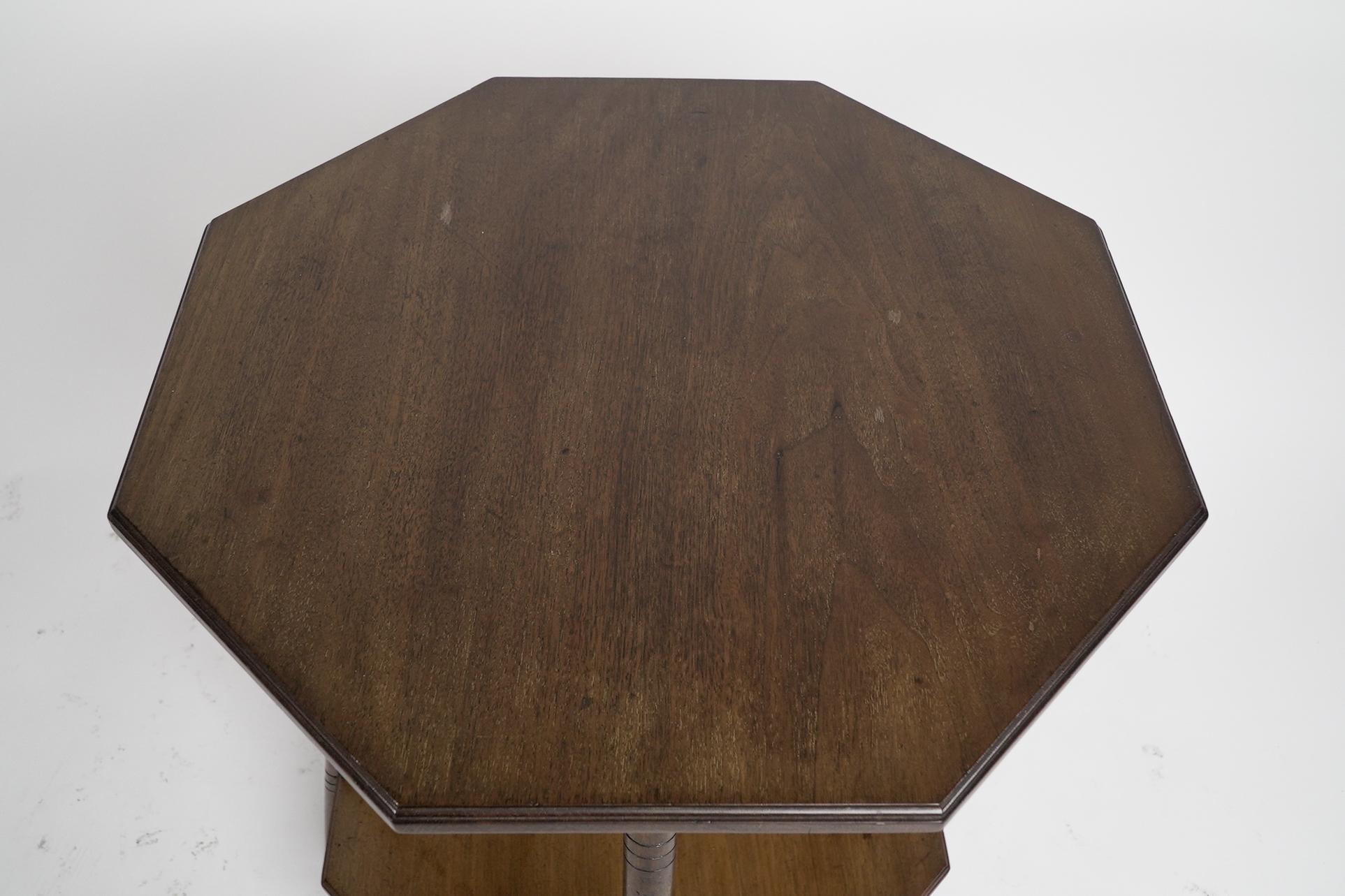 Fin du XIXe siècle Collinson & Lock. Table octogonale à deux niveaux de l'Aesthetic Movement sur des pieds tournés en anneau. en vente