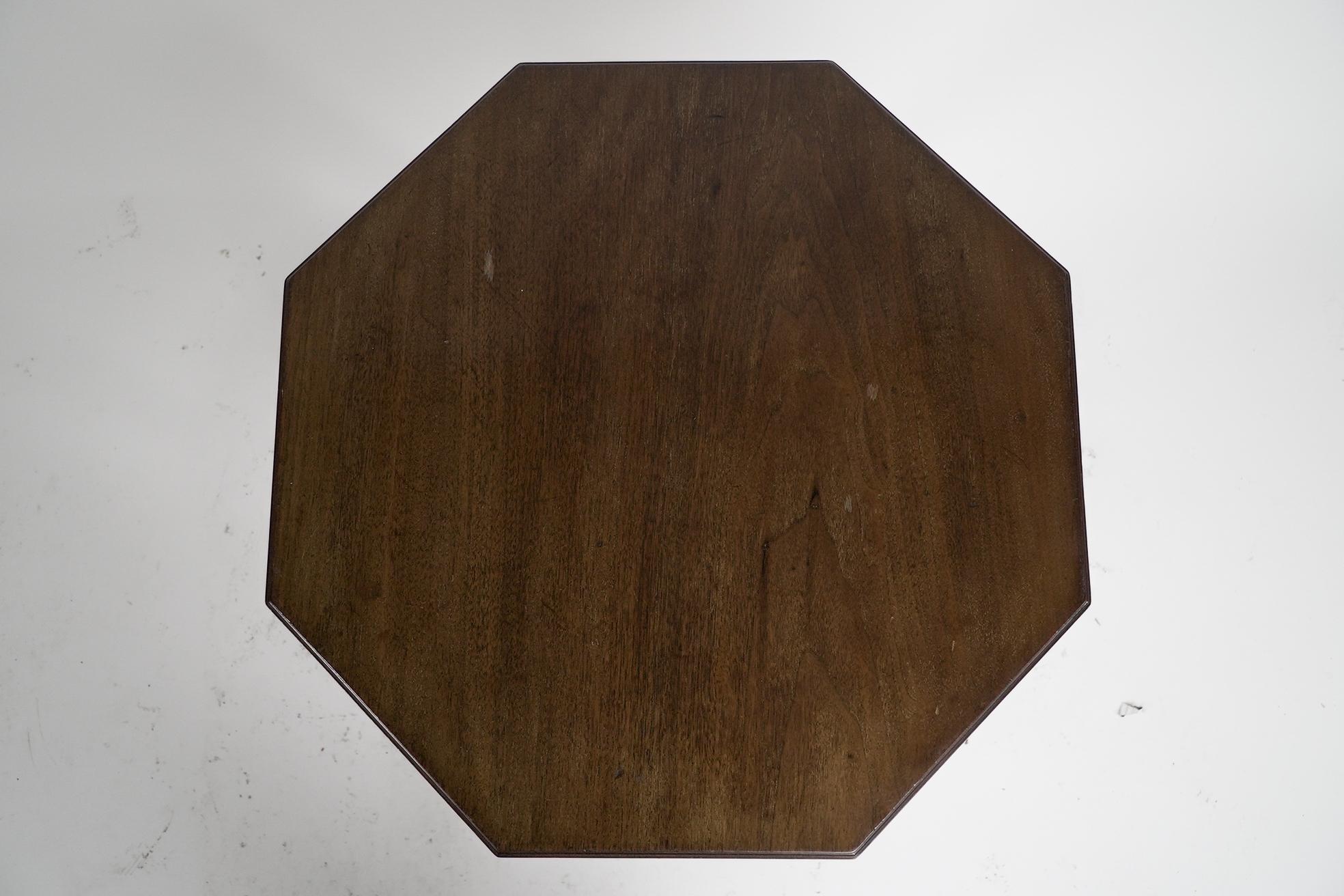 Noyer Collinson & Lock. Table octogonale à deux niveaux de l'Aesthetic Movement sur des pieds tournés en anneau. en vente
