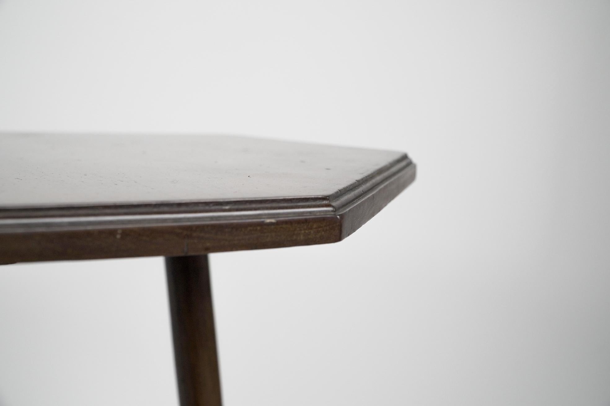 Collinson & Lock. Table octogonale à deux niveaux de l'Aesthetic Movement sur des pieds tournés en anneau. en vente 1