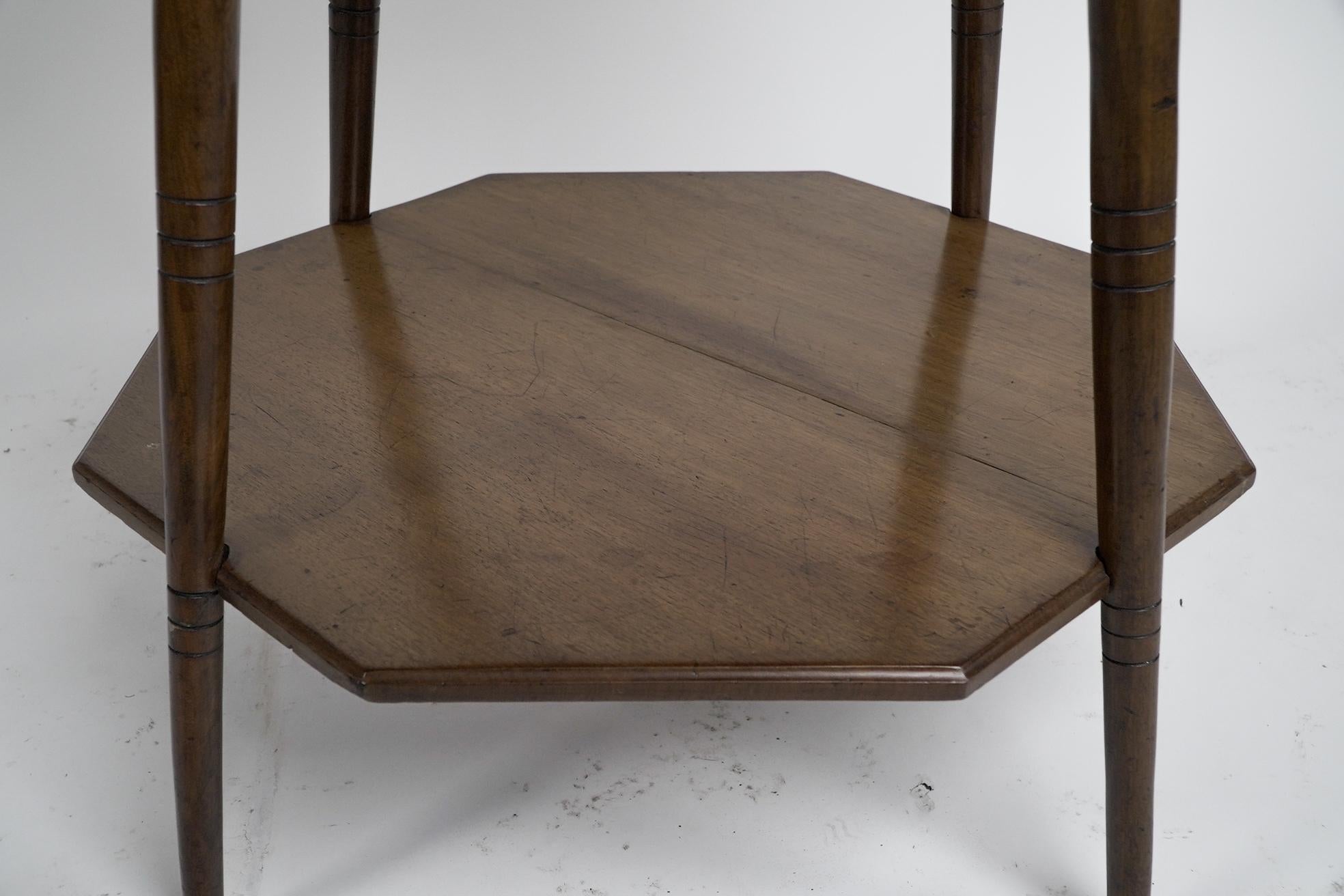 Collinson & Lock. Table octogonale à deux niveaux de l'Aesthetic Movement sur des pieds tournés en anneau. en vente 2