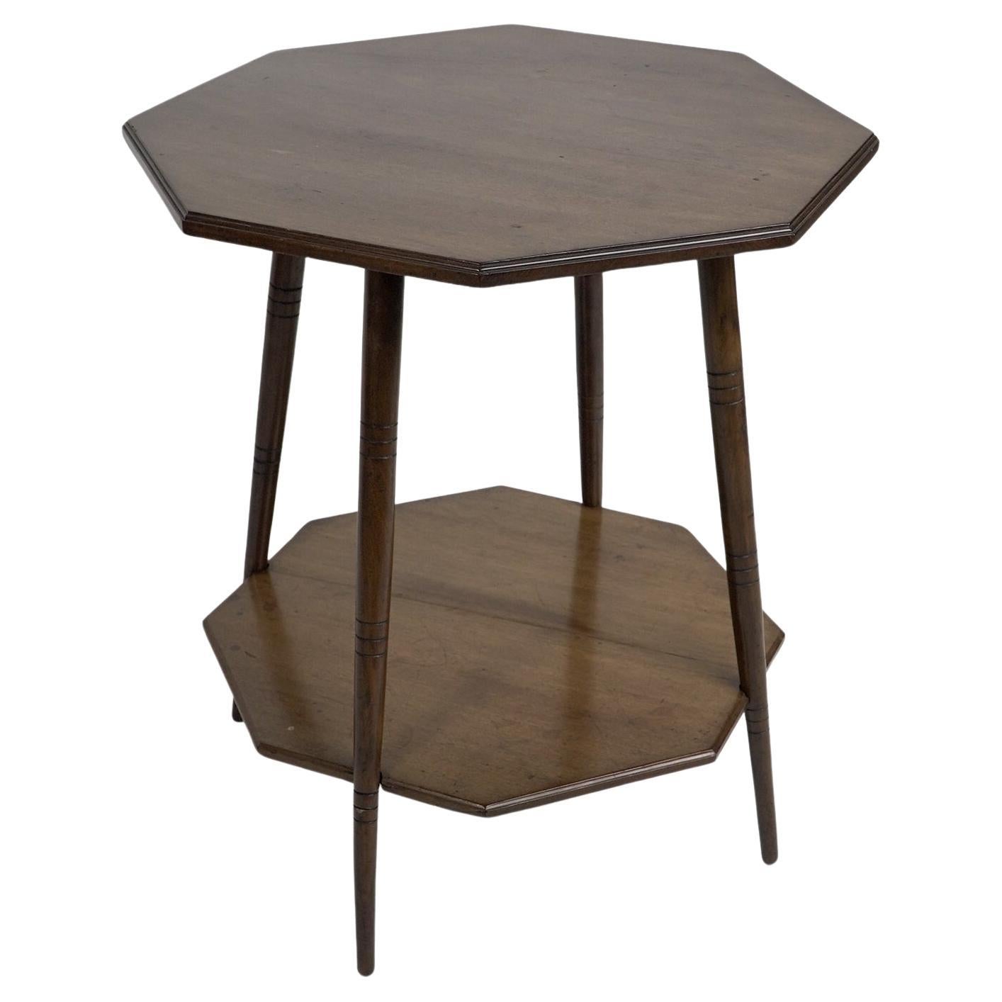 Collinson & Lock. Table octogonale à deux niveaux de l'Aesthetic Movement sur des pieds tournés en anneau.