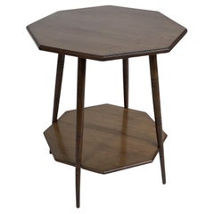 Collinson & Lock. Table octogonale à deux niveaux de l'Aesthetic Movement sur des pieds tournés en anneau.