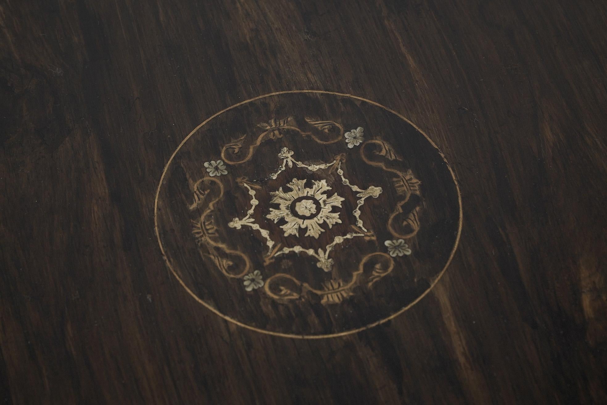 Fin du XIXe siècle Table d'appoint en palissandre à deux niveaux, incrustée de décorations florales, Aesthetic Movement en vente