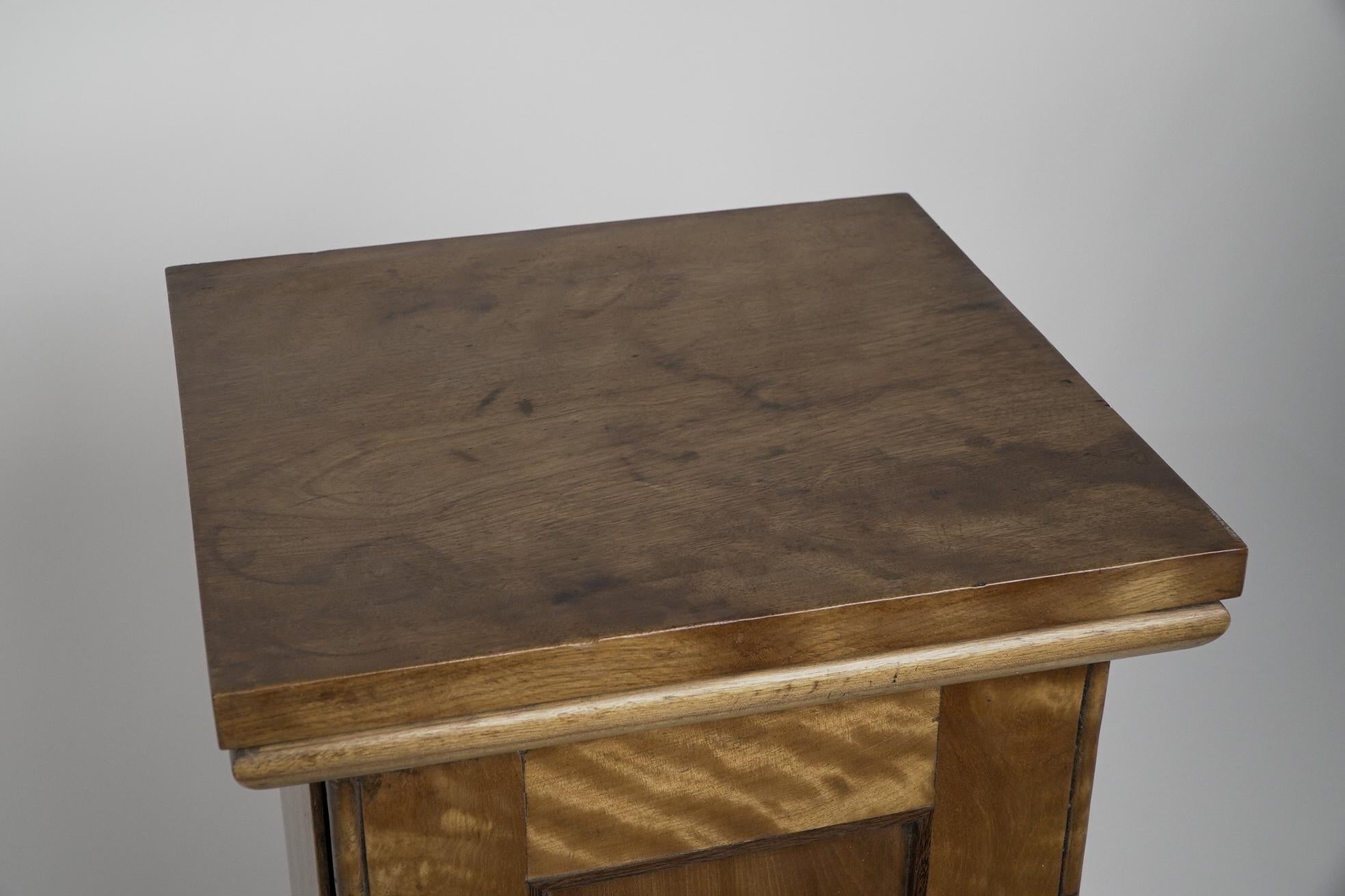 An Aesthetic Movement Satin Birch bedside cabinet with a central Walnut handle. For Sale 5