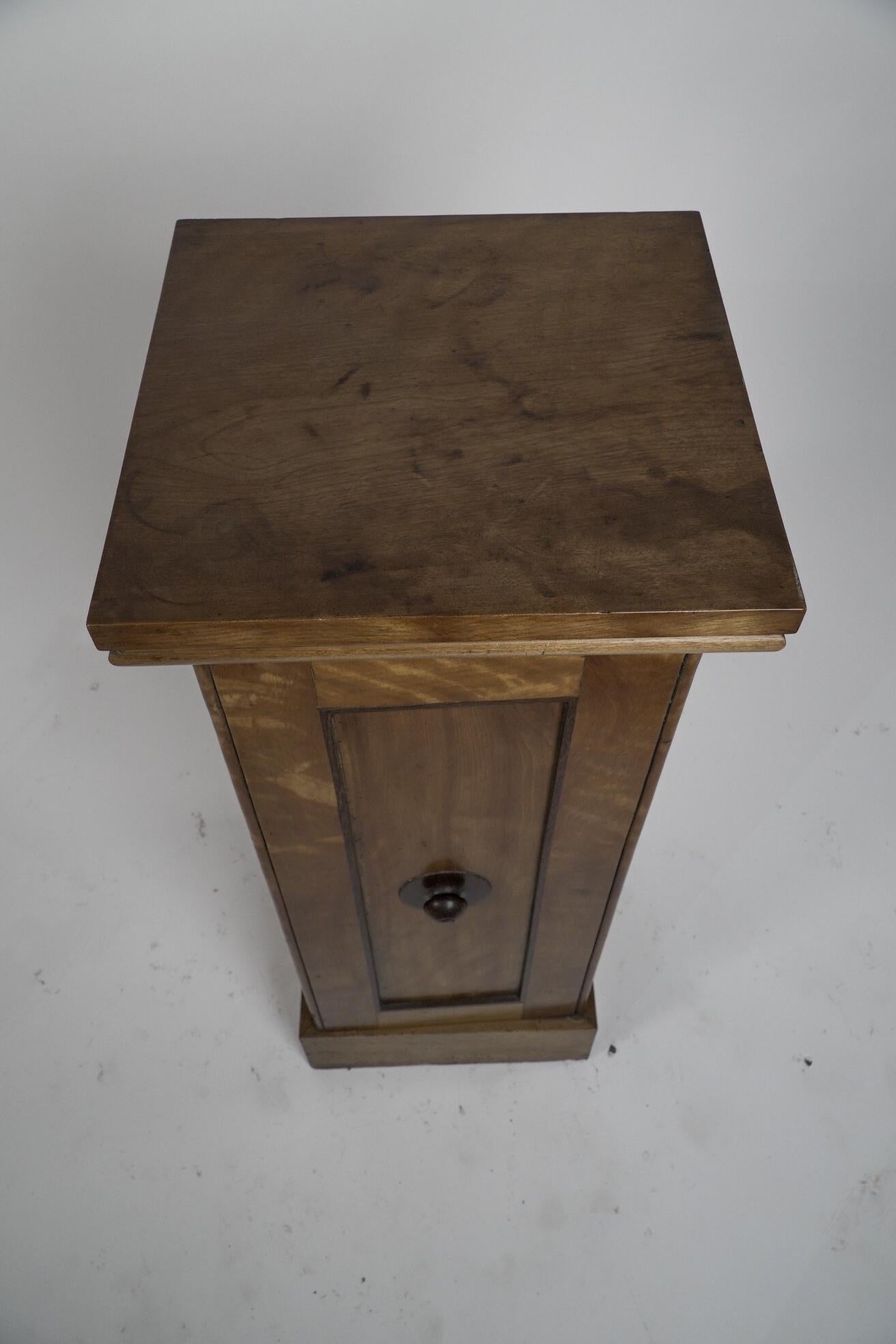 An Aesthetic Movement Satin Birch bedside cabinet with a central Walnut handle. For Sale 6