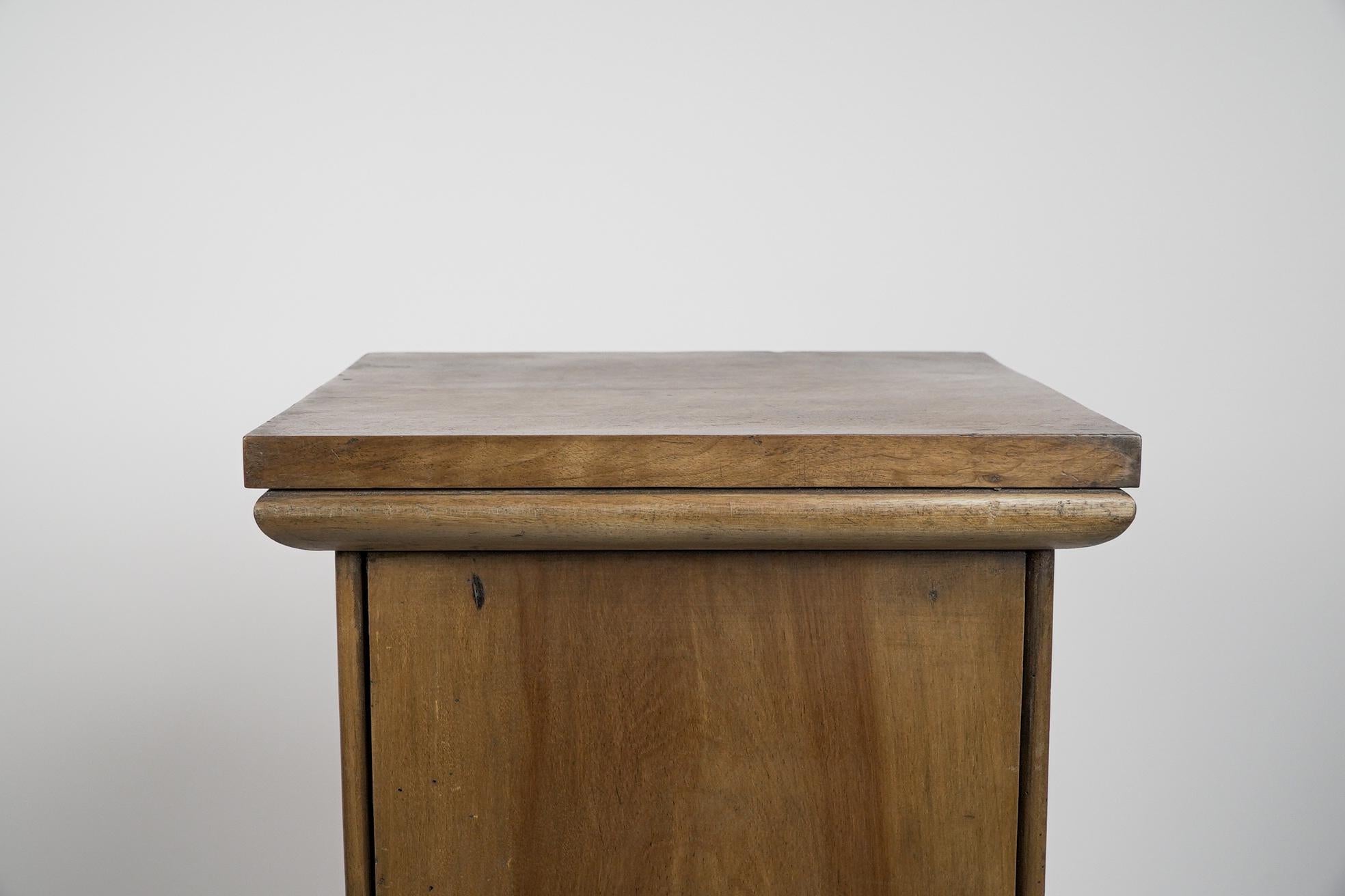 An Aesthetic Movement Satin Birch bedside cabinet with a central Walnut handle. For Sale 8