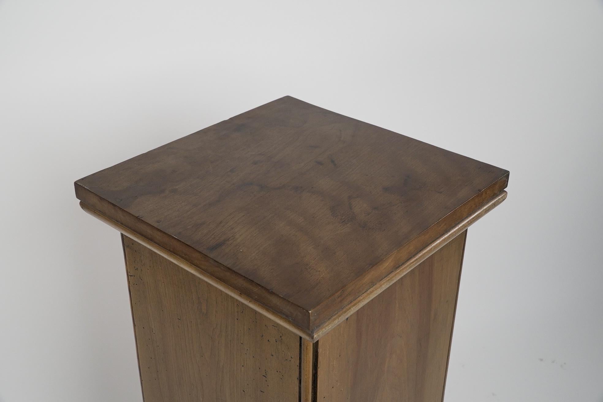 An Aesthetic Movement Satin Birch bedside cabinet with a central Walnut handle. For Sale 9