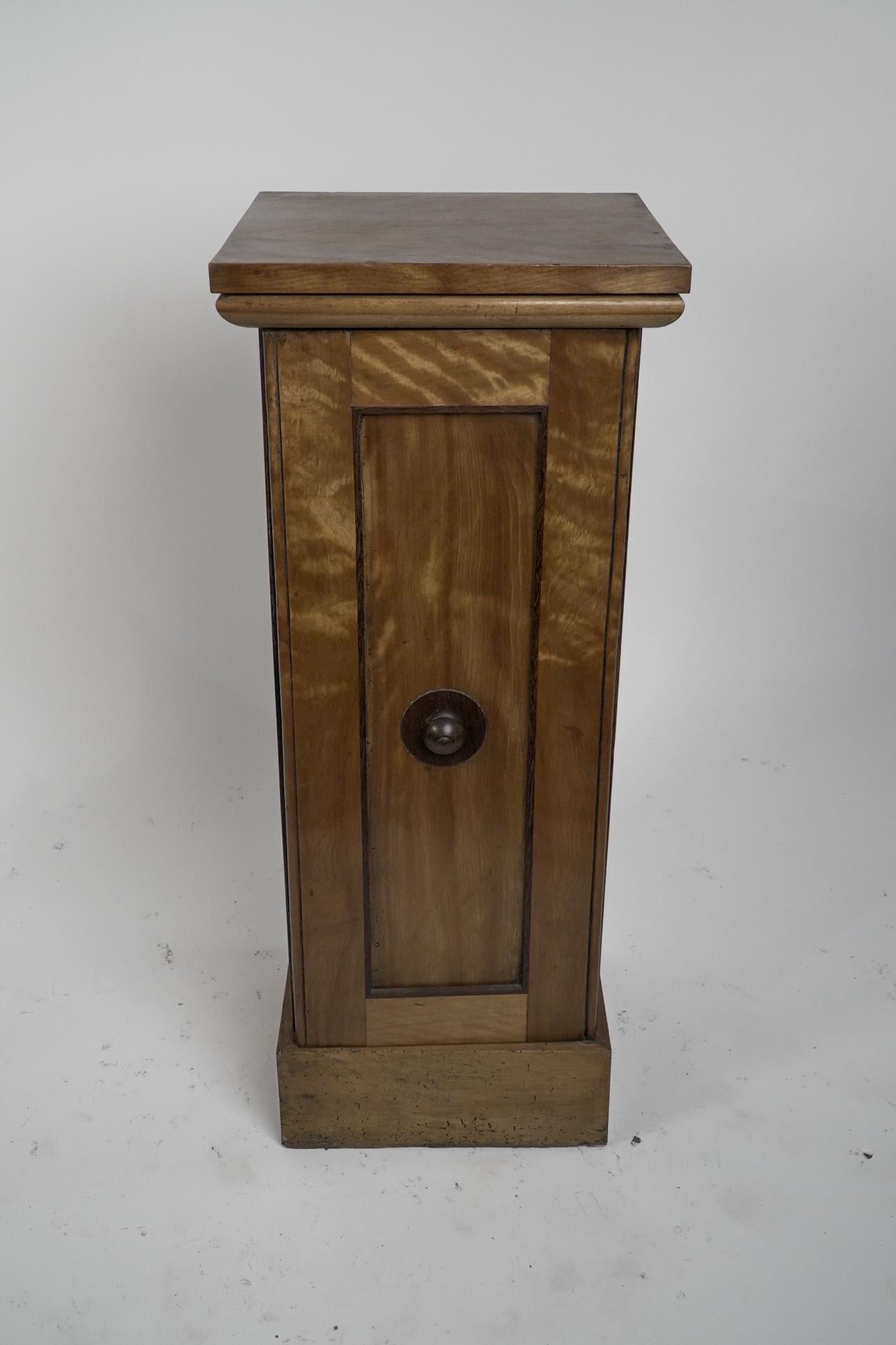 Ein Nachttisch aus satinierter Birke von Aesthetic Movement mit einem kontrastierenden Griff aus gedrechseltem Nussbaumholz an der Tür. Circa 1870. 
KLEINWAFFEN UND LEICHTE WAFFEN.

