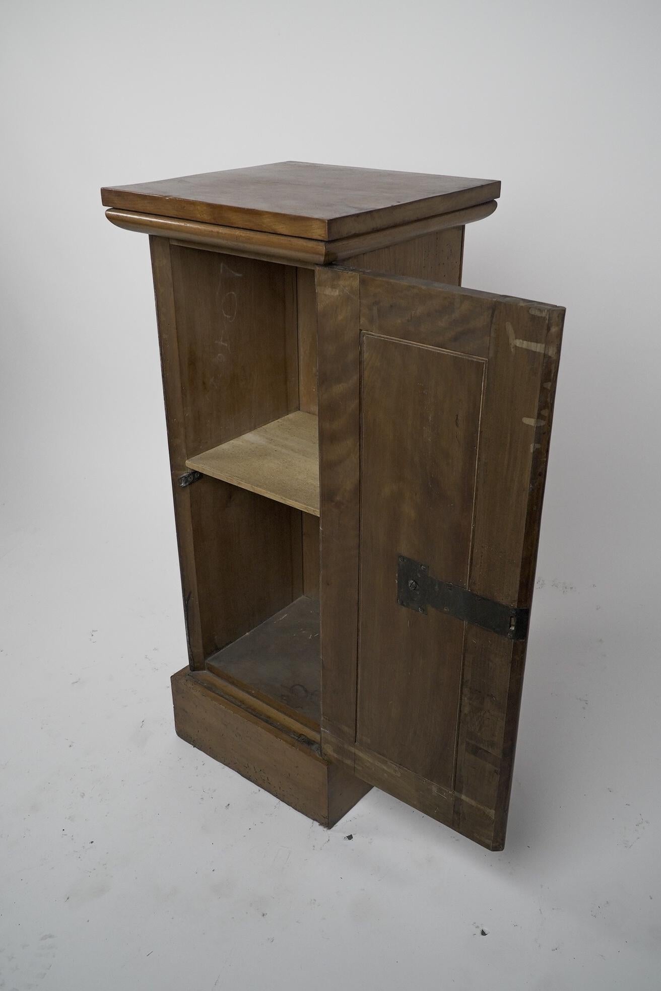 An Aesthetic Movement Satin Birch bedside cabinet with a central Walnut handle. In Good Condition For Sale In London, GB
