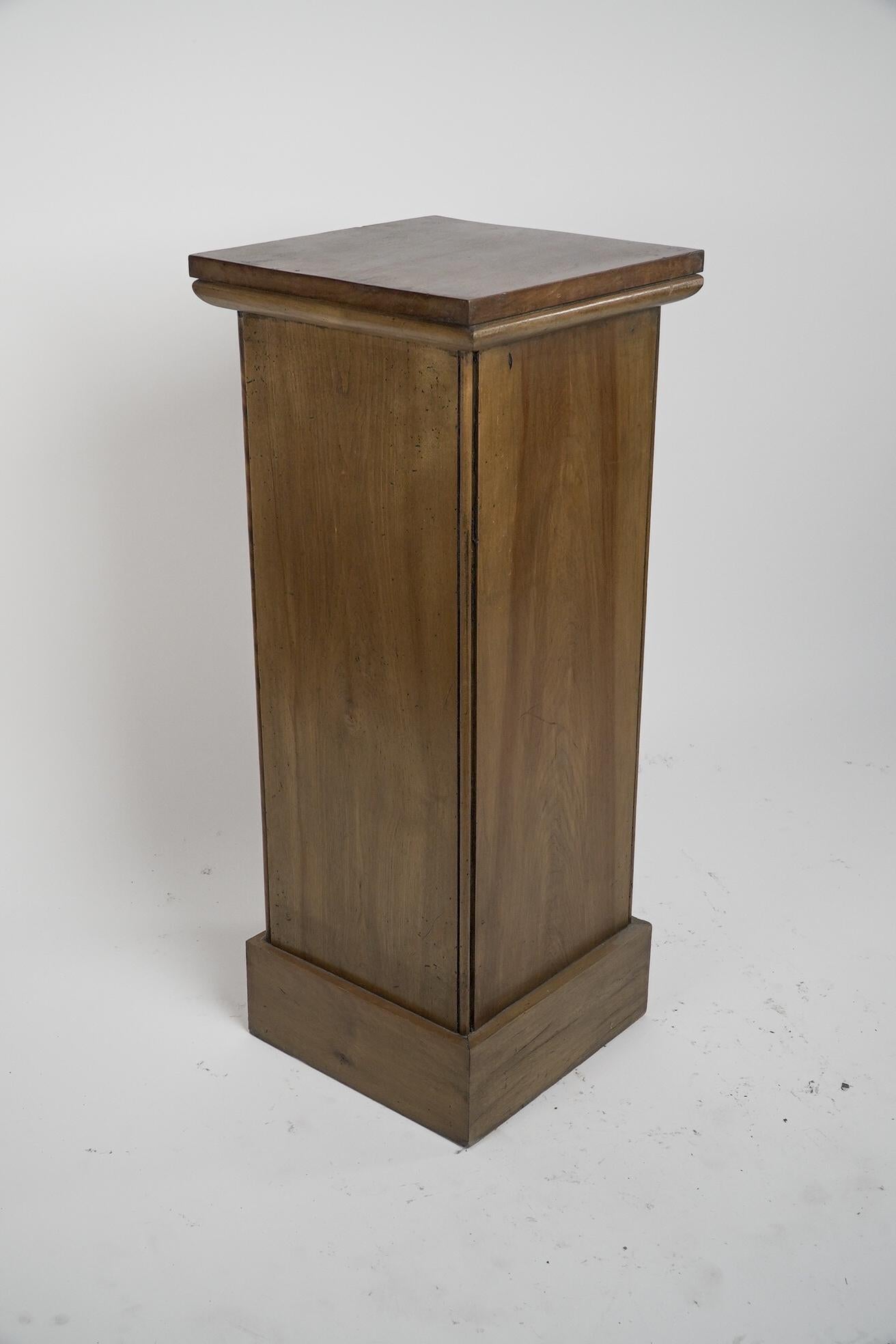 An Aesthetic Movement Satin Birch bedside cabinet with a central Walnut handle. For Sale 3