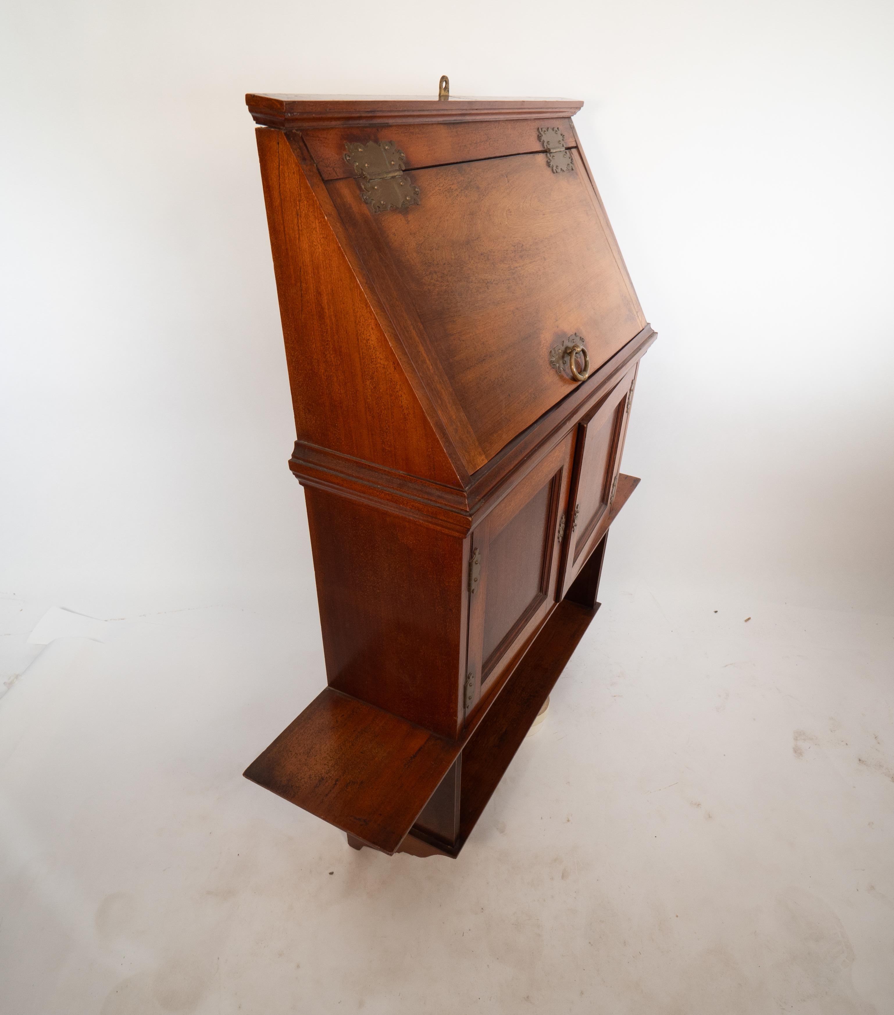 E W Godwin, Edwards & Roberts attr, An Aesthetic Movement set of Walnut shelves. (Englisch) im Angebot