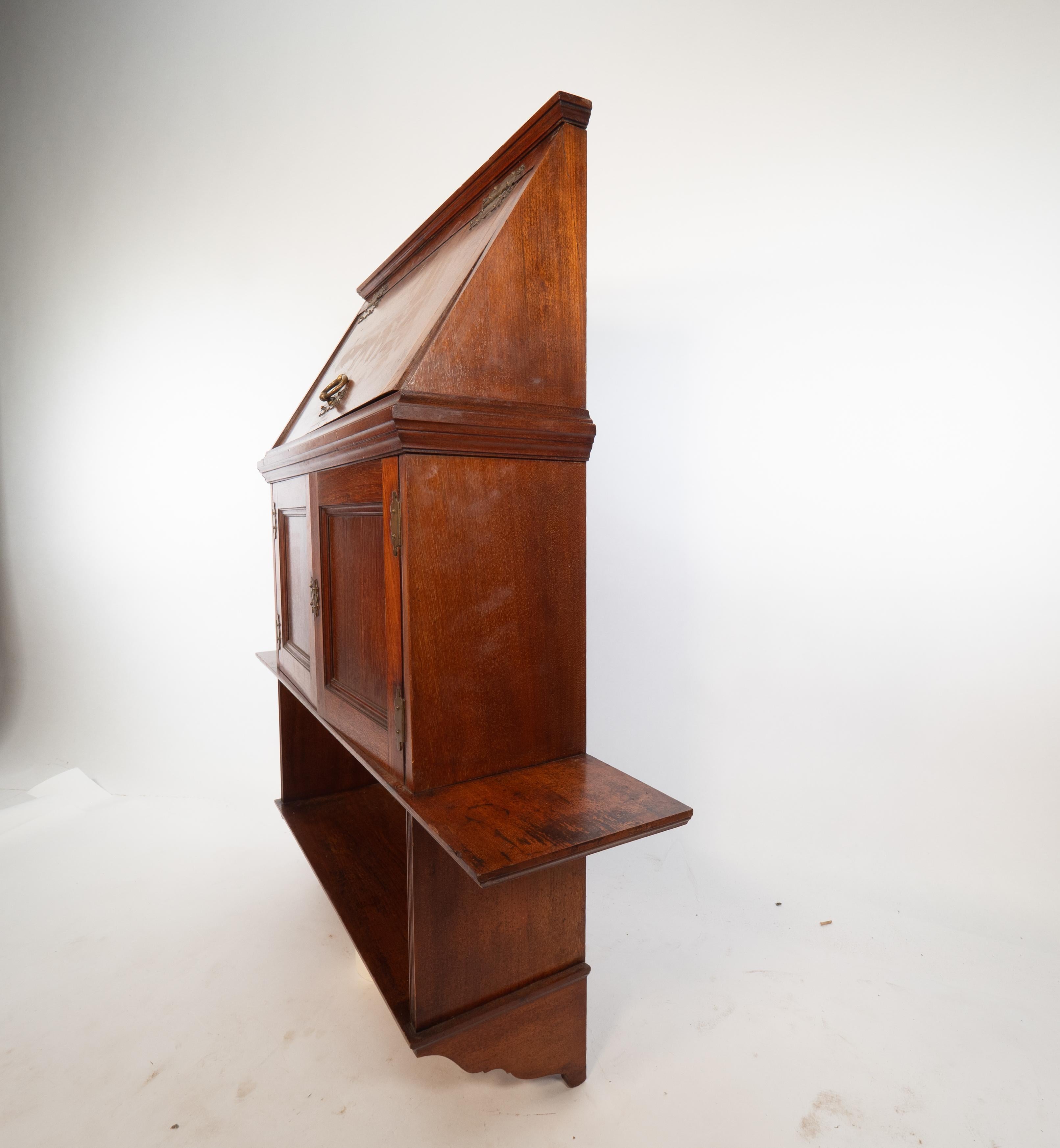 E W Godwin, Edwards & Roberts attr, An Aesthetic Movement set of Walnut shelves. (Ästhetizismus) im Angebot