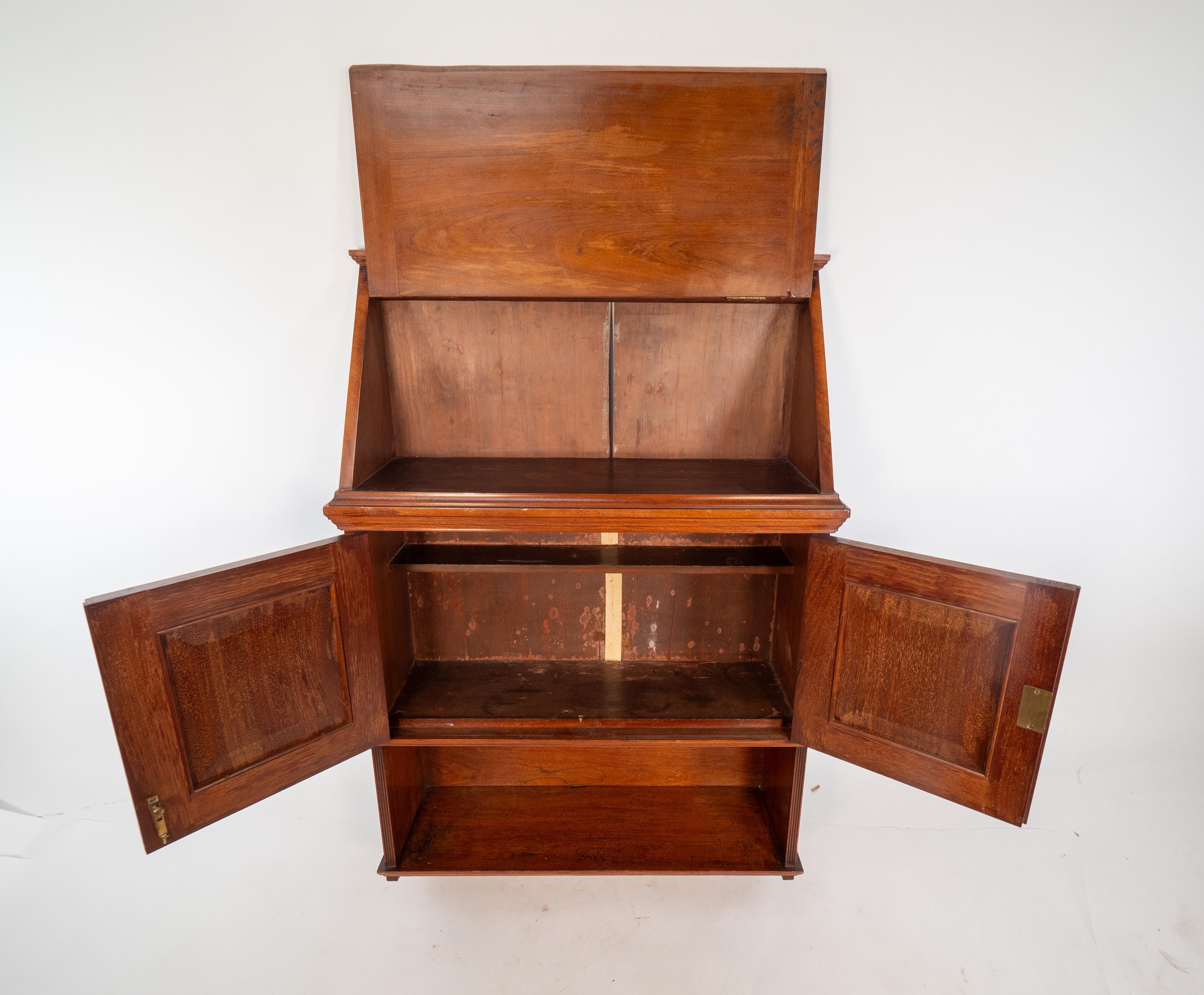 E W Godwin, Edwards & Roberts attr, An Aesthetic Movement set of Walnut shelves. (Walnuss) im Angebot