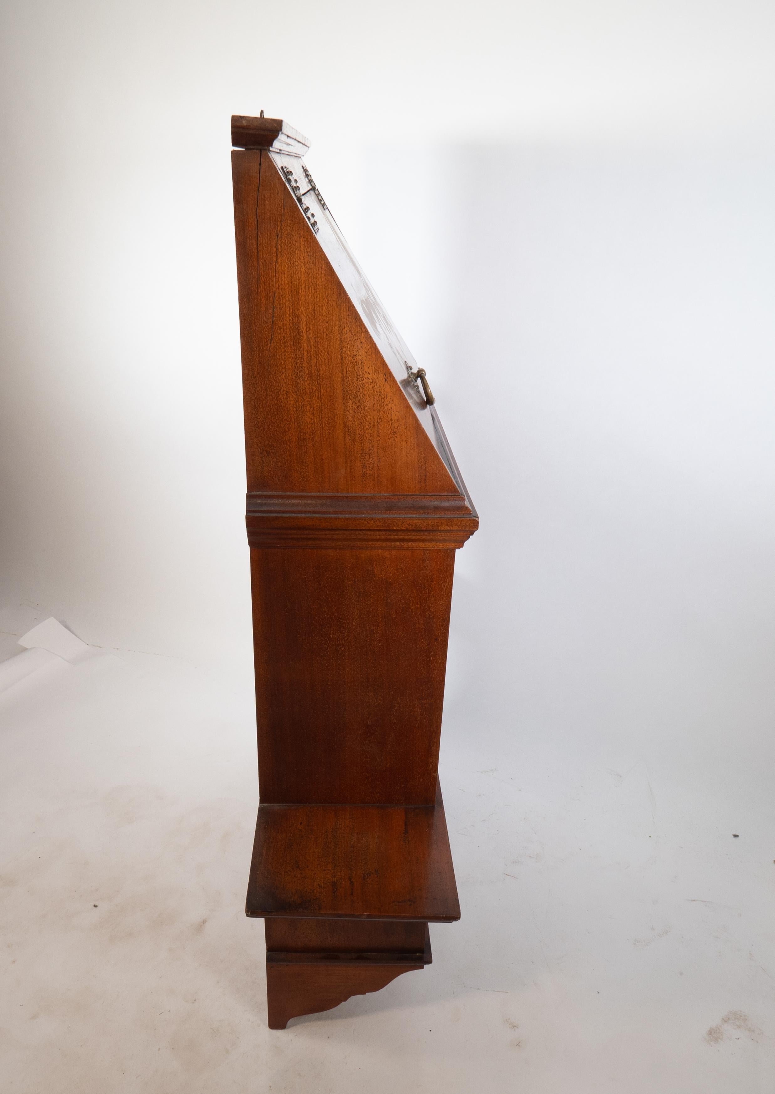 E W Godwin, Edwards & Roberts attr, An Aesthetic Movement set of Walnut shelves. (Spätes 19. Jahrhundert) im Angebot