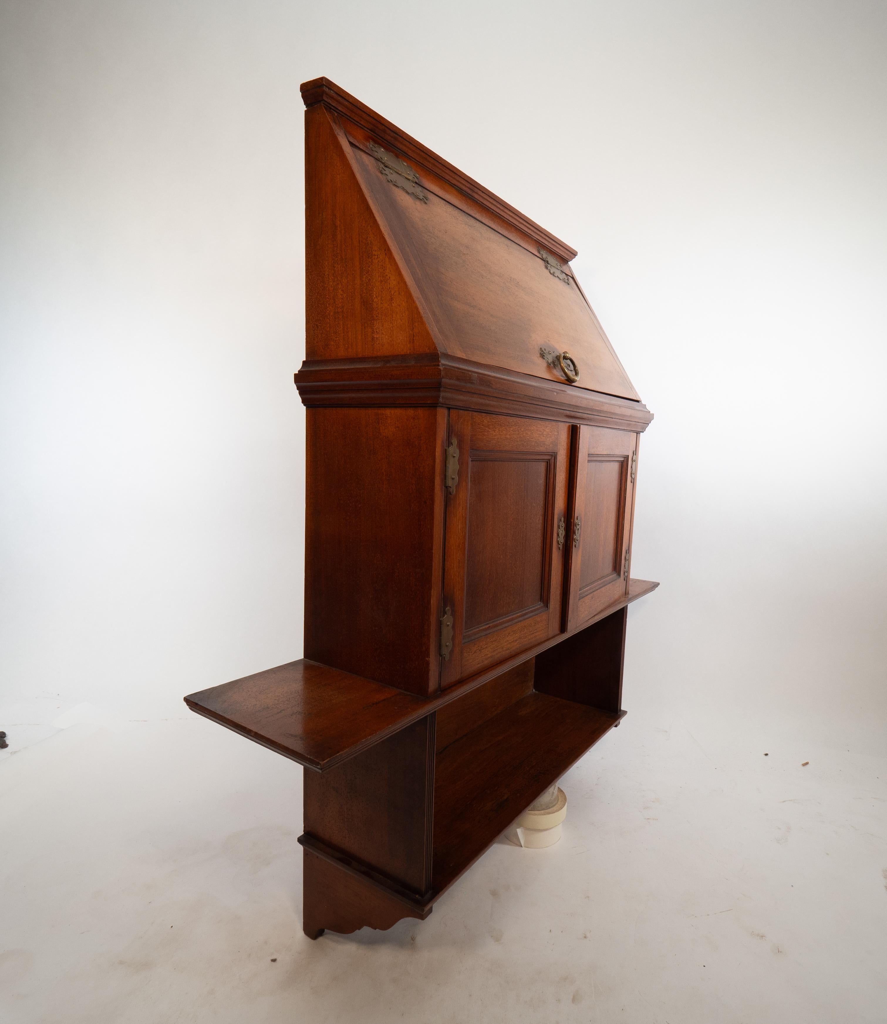 E W Godwin, Edwards & Roberts attr, An Aesthetic Movement set of Walnut shelves. im Zustand „Gut“ im Angebot in London, GB