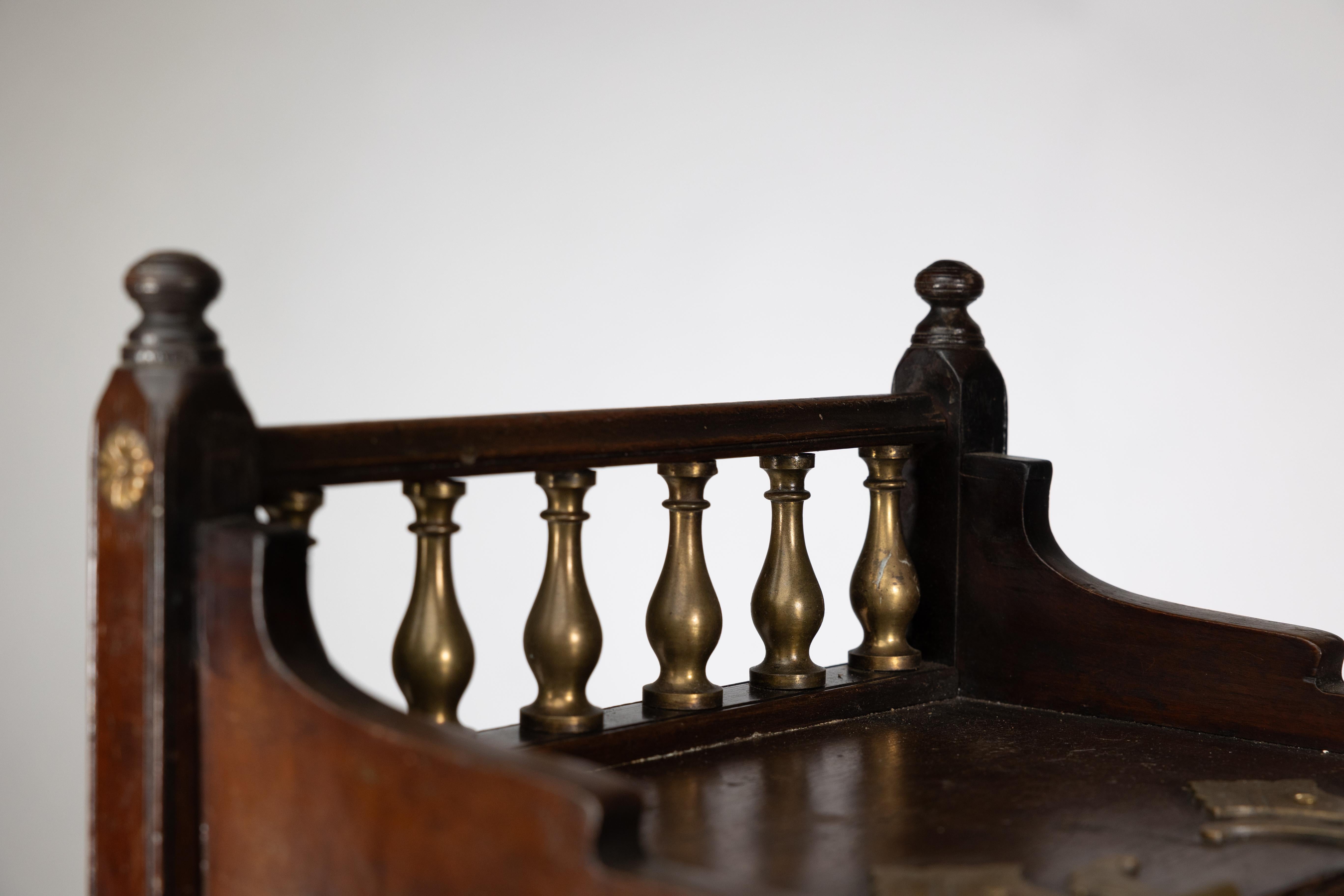 Una cassetta per il carbone in noce dell'Aesthetic Movement in vendita 1