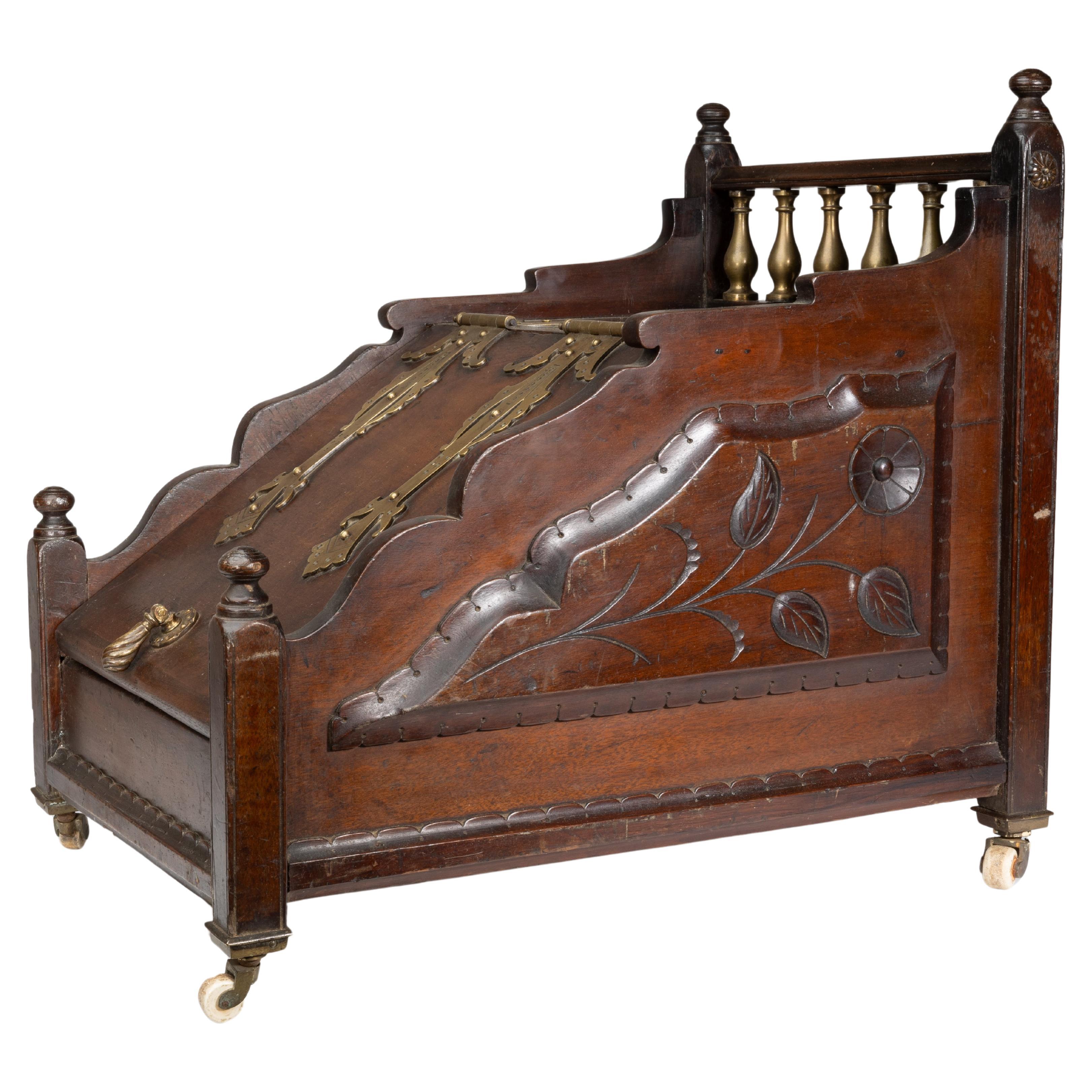 Boîte à charbon en noyer de l'Aesthetic Movement