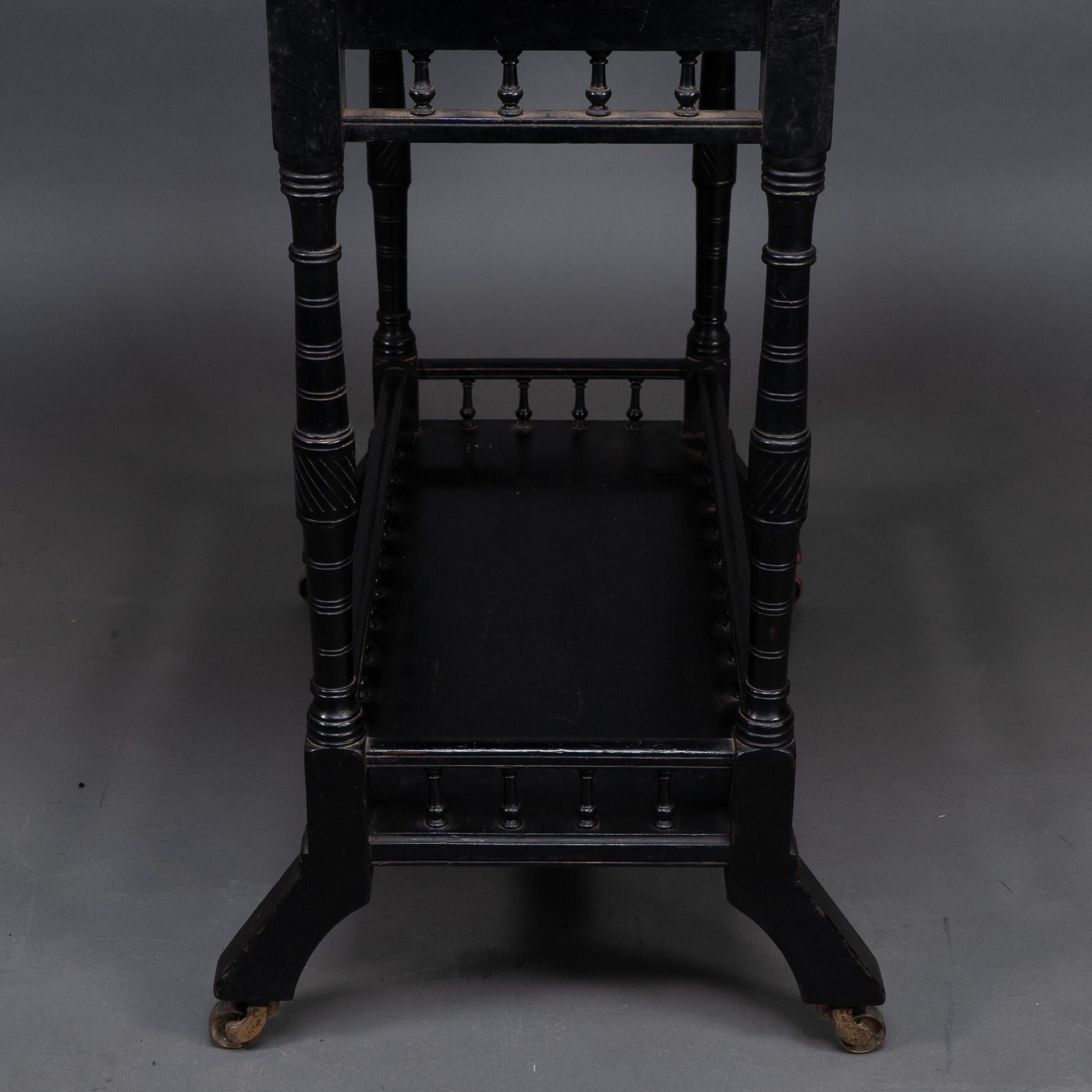 An Aesthetic Movement walnut drop leaf side table on four turned & incised legs For Sale 7