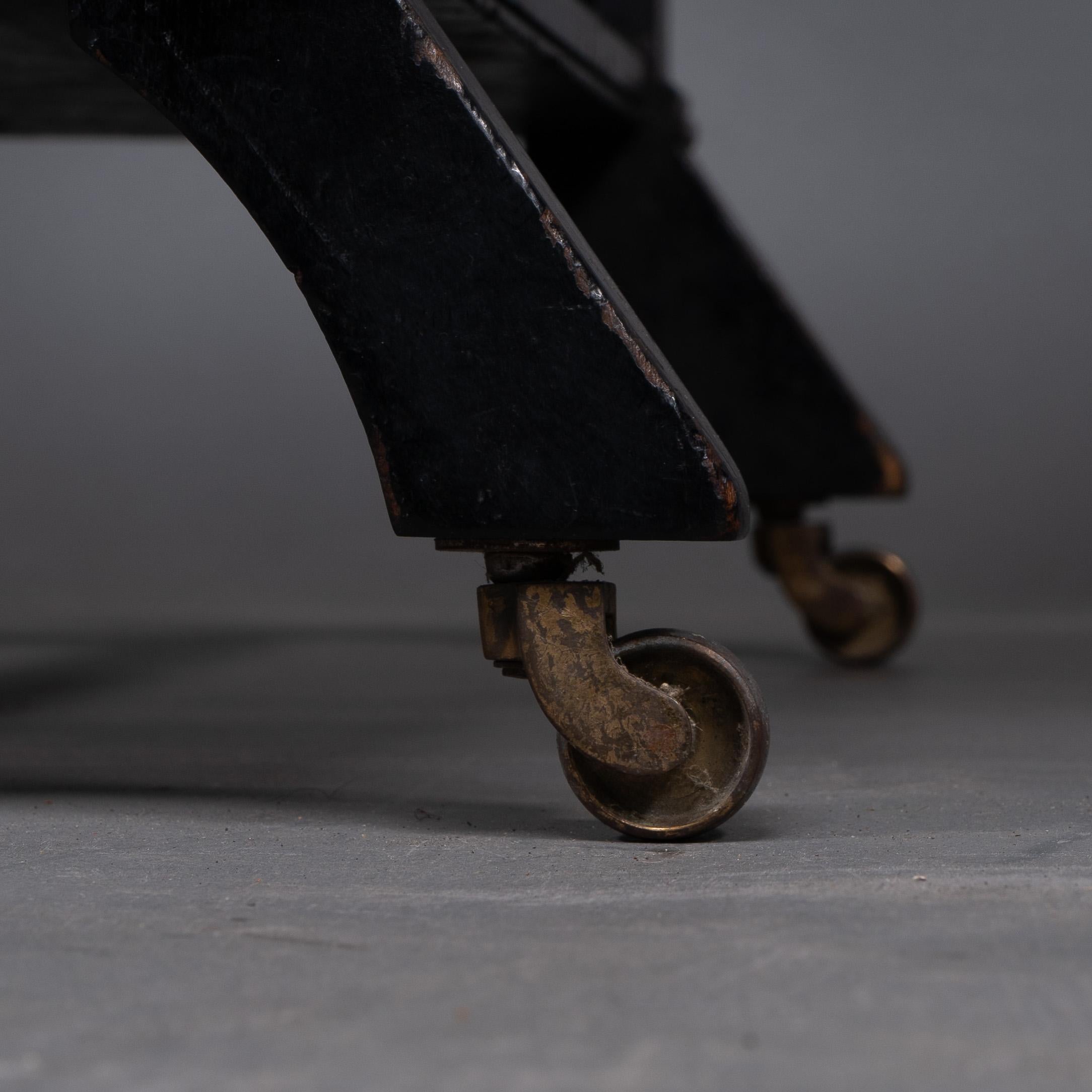 An Aesthetic Movement walnut drop leaf side table on four turned & incised legs For Sale 11