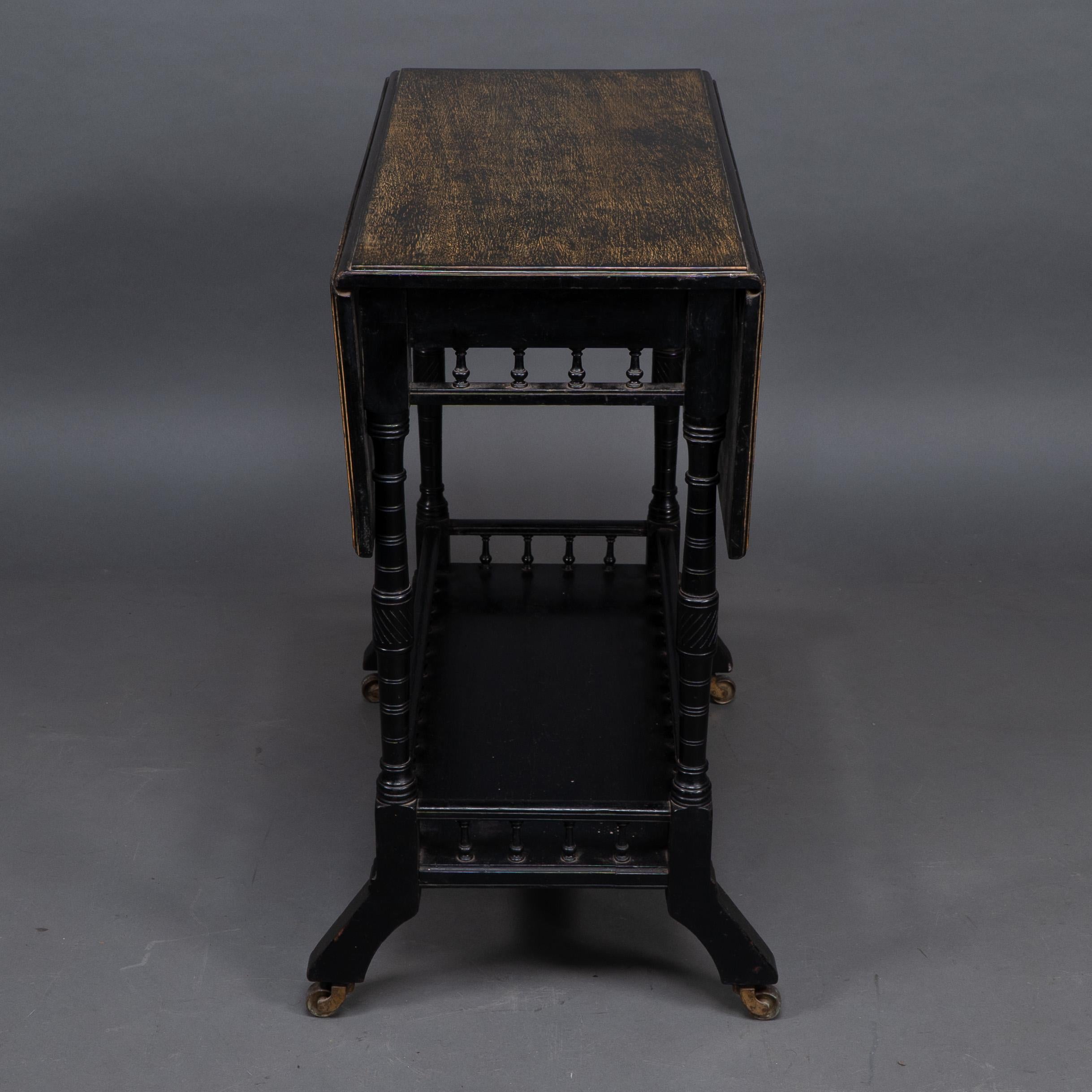 An Aesthetic Movement walnut drop leaf side table on four turned & incised legs In Good Condition For Sale In London, GB