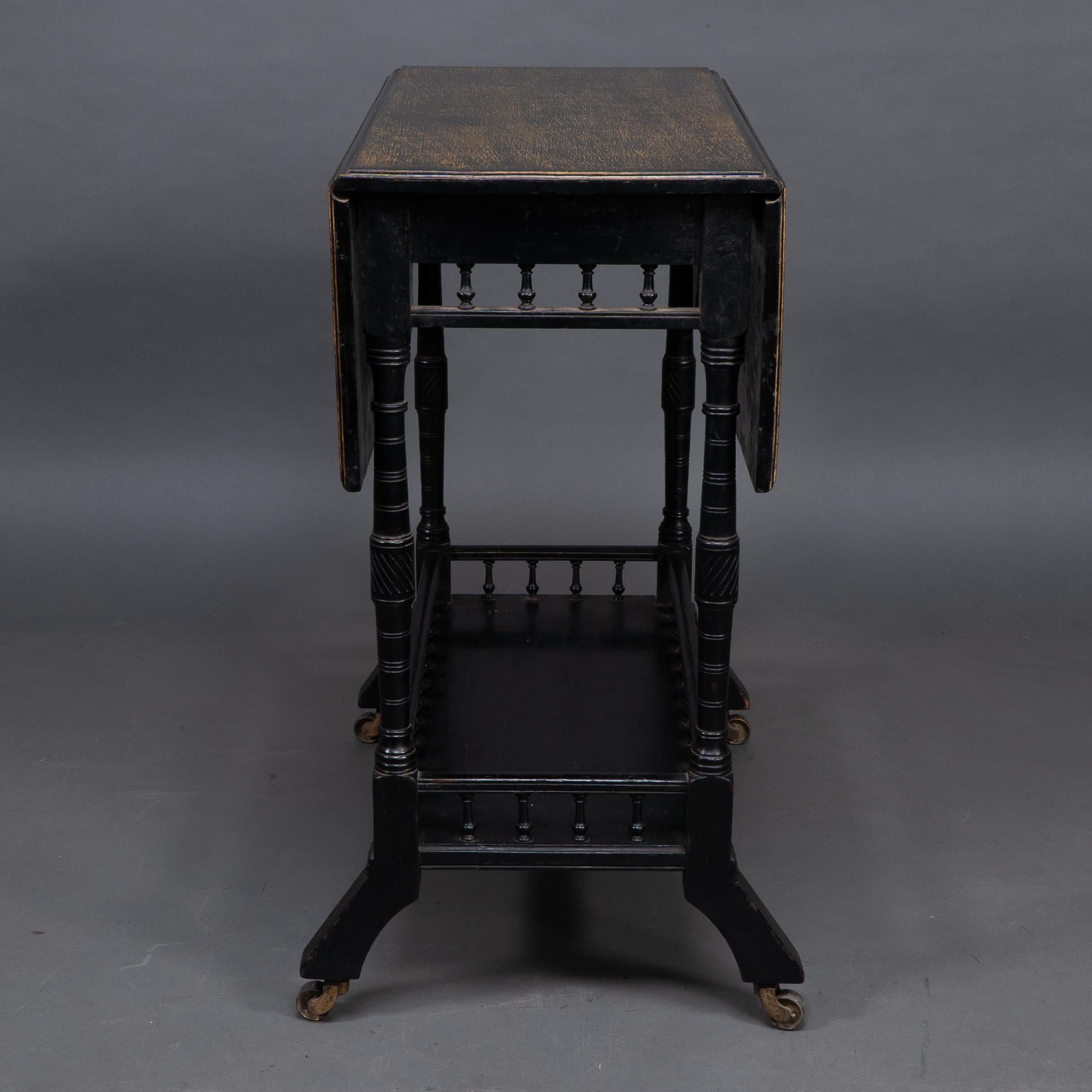 An Aesthetic Movement walnut drop leaf side table on four turned & incised legs For Sale 2