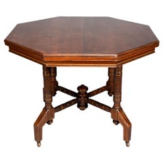 Mesa de centro octogonal dorada y de nogal del Aesthetic Movement