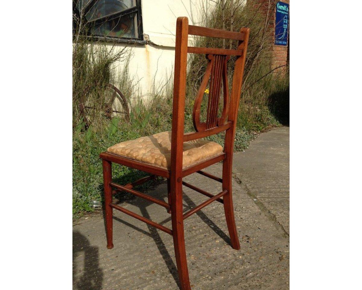 Aesthetic Movement Silla auxiliar o de dormitorio con respaldo de lira de nogal y asiento de botones Artes y manualidades en venta