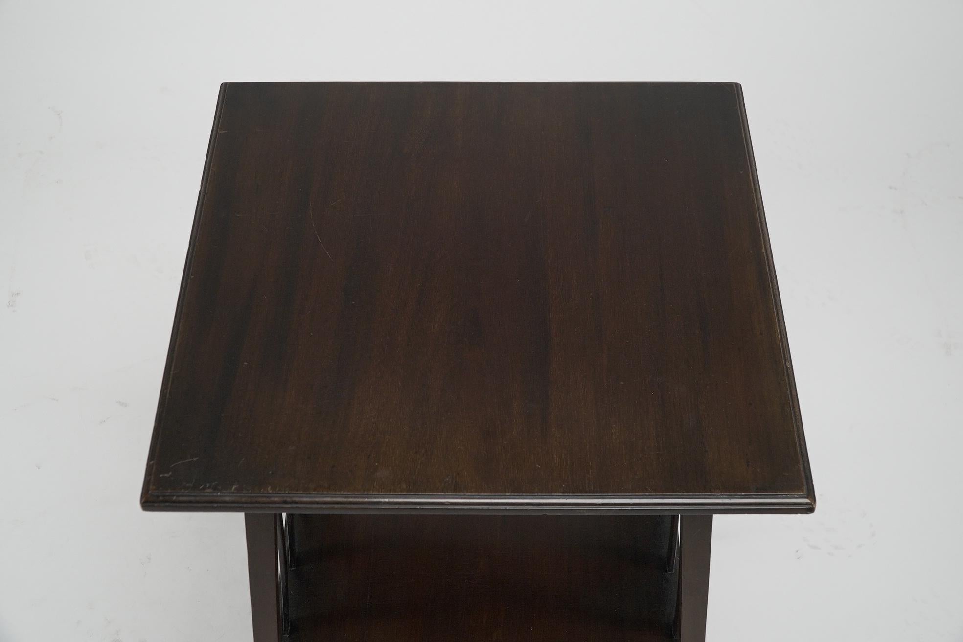 Liberty & Co Table d'appoint en noyer Aesthetic Movement avec une touche d'Art Nouveau en vente 2