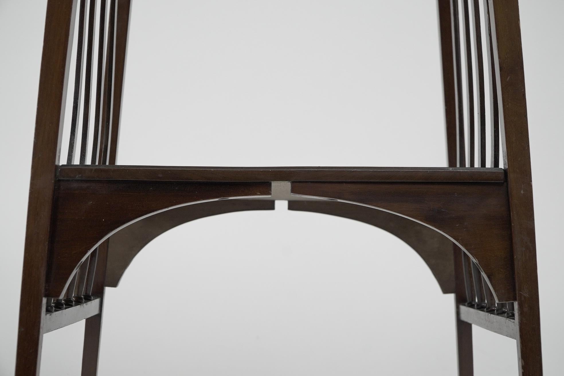 Liberty & Co Table d'appoint en noyer Aesthetic Movement avec une touche d'Art Nouveau en vente 8