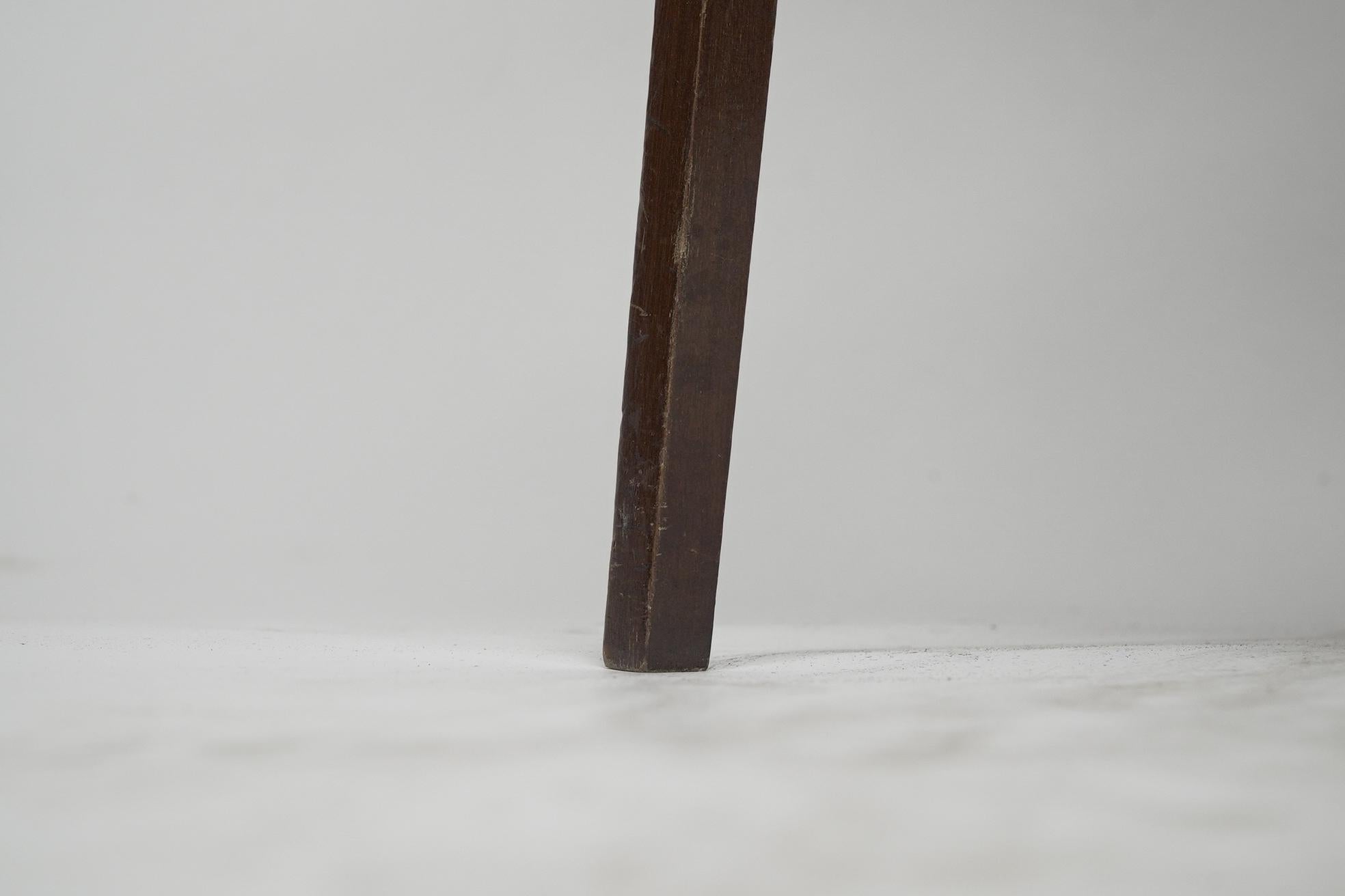Liberty & Co Table d'appoint en noyer Aesthetic Movement avec une touche d'Art Nouveau en vente 10