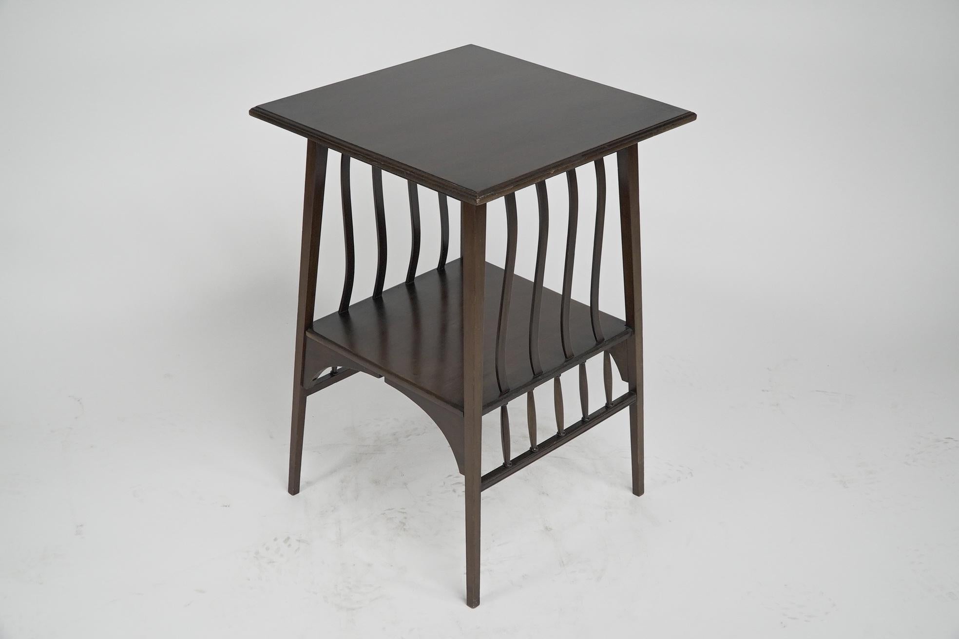Liberty & Co Table d'appoint en noyer Aesthetic Movement avec une touche d'Art Nouveau Bon état - En vente à London, GB