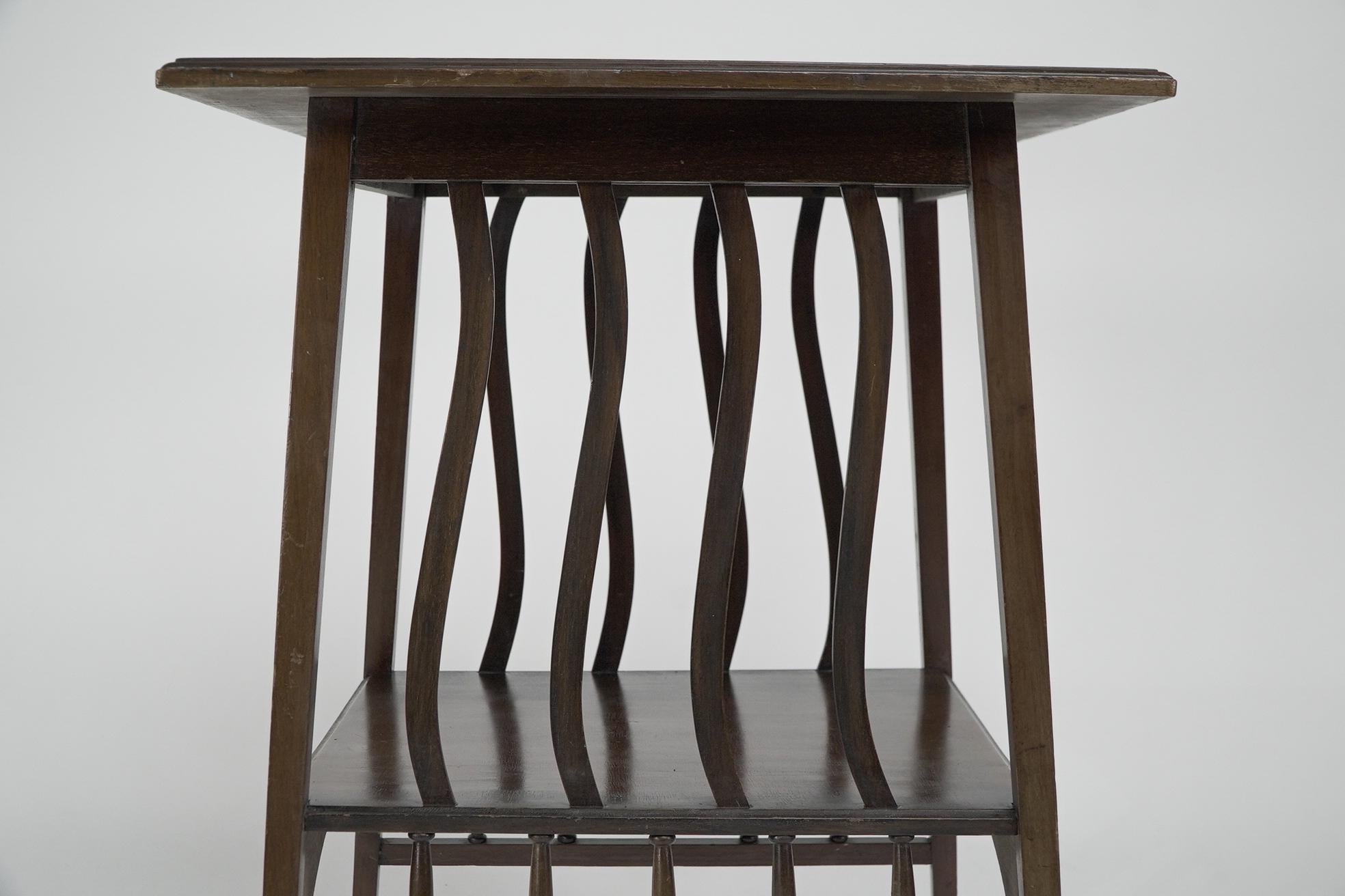 Liberty & Co Table d'appoint en noyer Aesthetic Movement avec une touche d'Art Nouveau en vente 1